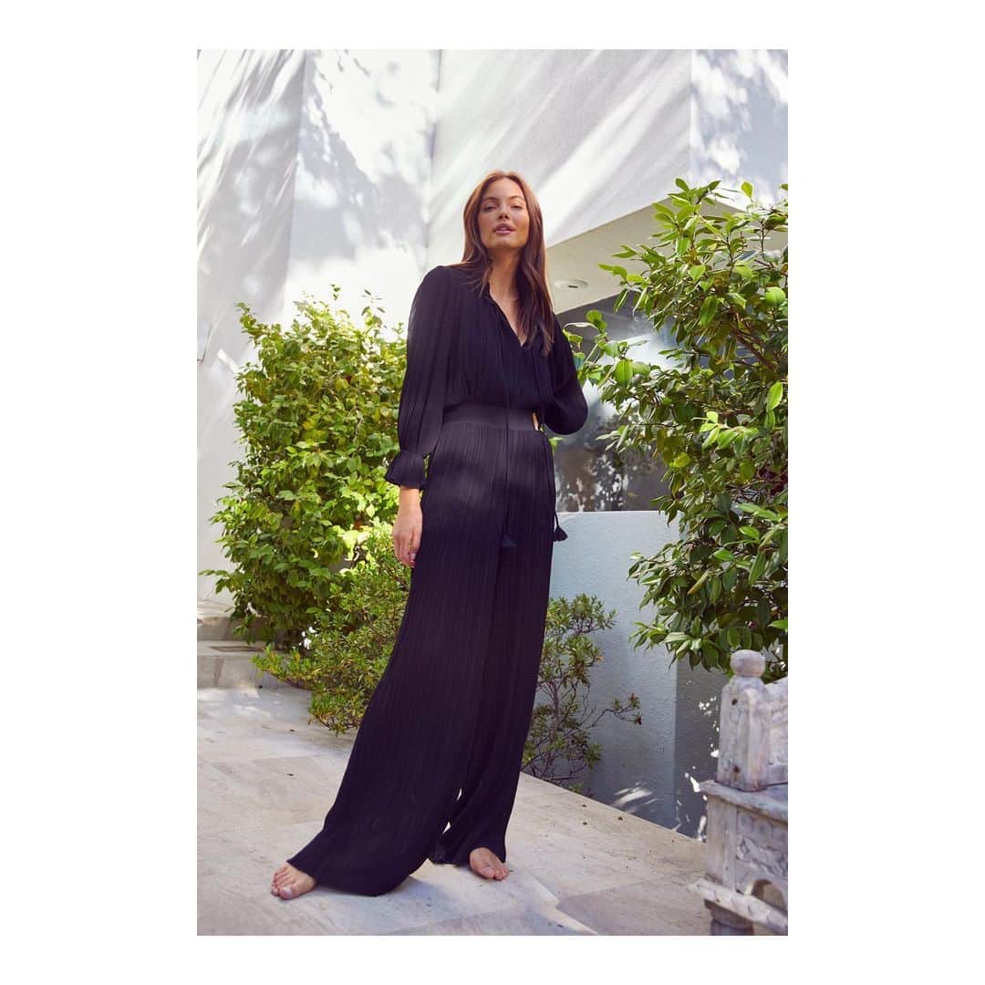 ティーバッグスのインスタグラム：「Live to lounge ✨ Elevate your at-home style with our Noa top and Niko pants. #ChicAtHome #MISAworld」