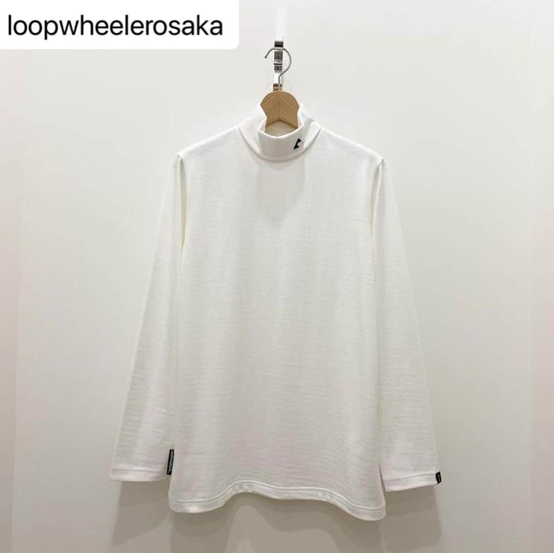 のインスタグラム：「. 昨日のリリースから既にサイズによって完売と なっておりますこちのアイテム。  ループウィラーとしては久々のモックネック しかも今回は様々な方の想いがこもったSPコラボ。 これは見逃せないアイテムです！  LW SP collaboration item  released.  #Repost @loopwheelerosaka with @make_repost ・・・ . 「Hyogu 青山翔太郎モデル モックネックロングスリーブTシャツ」 本日よりモックネックロングスリーブTシャツ 青山翔太郎モデルを発売致します。 素材LWヘヴィウェイト吊り天竺を使用して、Hyoguレーベルの青山翔太郎さんが着たいサイズでパターンを引いています。 衿部分には青山翔太郎さんのA.Oのロゴマークを刺繍しています。 またこちらのアイテムをお買い上げ頂いた方限定で11日にUP予定のPVに使われているVibration(Concrete Version)がダウンロードできるカードをプレゼント致します。 カラーはホワイトのみ1カラーでサイズはXS〜XLまでの5サイズ展開です。 販売価格は 16,500円(税込)となります。 是非店頭にてご覧ください。 皆さまのご来店お待ちしております。 . スタッフはオープン前に検温、健康状態のチェックを行い、マスク着用にて接客の間合をとってご対応させていただきます。 また、次亜塩素酸空間除菌脱臭機を設置して消毒等十分店内環境を整えられるよう努めております。 . ご来店頂くお客様へのお願いと致しましては、マスクの着用をお願い申し上げます。 . スタッフよりアルコール消毒をさせていただきますのでご理解・ご協力のほど宜しくお願い致します。 . #hyōgu #青山翔太郎  #loopwheeler #lwosaka #ループウィラー #吊り編み #tsuriami #吊り編み機 #日本製 #スウェット #パーカー #カーディガン #Tシャツ #スウェットパンツ #長持ち #丈夫 #綿 #cotton #裏毛 #日本 #大阪 #心斎橋 #japan #osaka #shinsaibashi #madeinjapan #時尚 #옷스타그램 #오사카」
