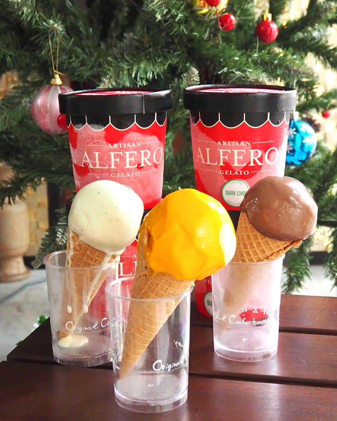 Li Tian の雑貨屋さんのインスタグラム写真 - (Li Tian の雑貨屋Instagram)「Time for a HAPPIER HEALTHIER CHRISTMAS with Alfero Gelato’s  Allulose, Low-Calories, Keto-Friendly Series” 🍦 @alferogelato is offering the option of its range of gelato with a novel ingredient: allulose, a substitute that tastes and performs much like the real thing but with a tenth of the calories and none of the cavity-causing, insulin-spiking drawbacks. Not to forget that it’s 96% fat-free, how can anyone give this a miss? 😋👍  The Allulose Series is available in 7 flavours:  • Pistachio • Bacio • Dark Chocolate  • Durian • Vanilla • Hazelnut • Mango (sorbet ~ dairy-free)   Shop for these Gelato/Sorbet bundles at shopee.sg and earn your Shopee coins!  Individual pints are also available at alferogelato.com or redmart.lazada.sg for individual pints. 🛒   • • #durian #singapore #desserts #igersjp #yummy #love #sgfood #foodporn #igsg #gelato #dolce  #instafood #beautifulcuisines #sgbakes #bonappetit #cafe #cakes #bake #sgcakes #スイーツ #feedfeed #pastry #sgcafe #cake #stayhomesg #chocolate #icecream #sgdesserts #alferogelato #alferogelatoallulose」12月12日 15時15分 - dairyandcream
