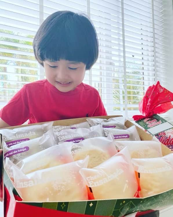 ポール・ソリアーノさんのインスタグラム写真 - (ポール・ソリアーノInstagram)「Spread love this Christmas season by giving your loved ones some Red Ribbon Holiday Special Treats, which includes Assorted Cheesy Ensaimada 5 pc pack and Assorted Cheesy Ensaimada Holidozen.   Price starts at P150 for the Assorted Ensaimada 5-pc Holiday Pack and Starts at P390 for the Assorted Ensaimada Holidozen Box  Available for Take-Out, Pick-up, and thru the ff delivery services: GrabFood, Foodpanda, Lalafood, Hotline #87777, Red Ribbon RIA on FB Messenger」12月12日 15時16分 - paulsoriano1017