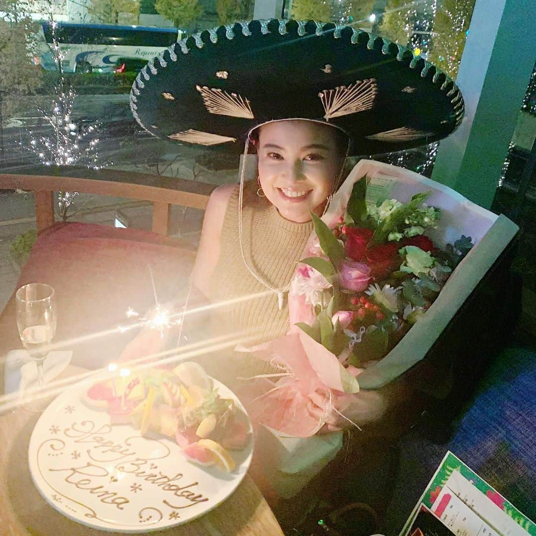 吉田玲奈さんのインスタグラム写真 - (吉田玲奈Instagram)「🌵🍖🇲🇽🍷✨ 昨夜はメキシカンでお祝いしてもらいました🇲🇽🌵🍖🍷フェルちゃん✪もりけんさん✪かずくん✪のぶちゃん✪たどころさん✪集まってくれてありがとうございます✨ 来春ゴルフ楽しみにしてまーす⛳️😉 #ゴルフ仲間 #メキシカンでお祝い #楽しい夜 #笑いすぎた #お焼香の作法にはご注意下さいw #花束 #オウンネームボール  #嬉しいプレゼント  #プレゼントありがとう #のぶちゃんとひろこちゃんからのプレゼント #ニットワンピース #オトナコーデ #ムーチョモダンメキシカーノ  #メキシカン料理  #美味しいご飯  #途中から関西人乱入  #関西弁女子」12月12日 15時18分 - reina.yoshida.ciel.1218