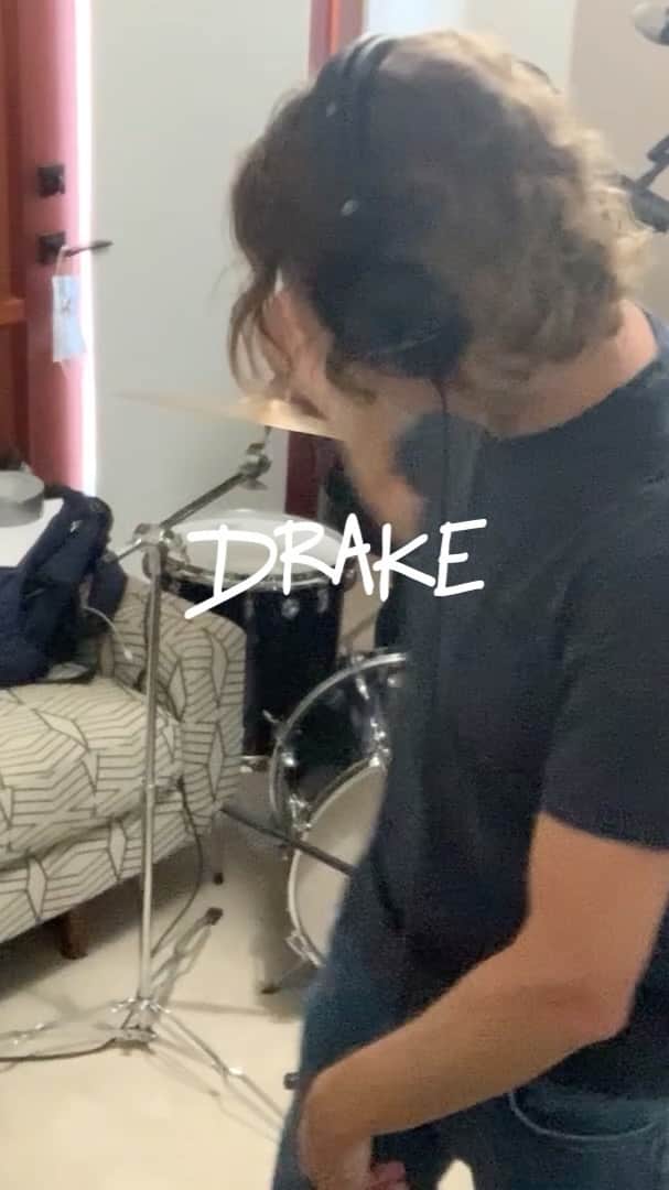 フー・ファイターズのインスタグラム：「You might be surprised to learn that this superstar is… Canadian.  He’s never hidden the fact that he was M.O.T. … so a generation of Jewish parents could tell their kids “if Drake took the time to study for HIS Bar Mitzvah, you can too.”  Ladies and gentlemen…challah at your boy….DRAKE!   @champagnepapi @gregkurstin #hanukkahsessions #drake」