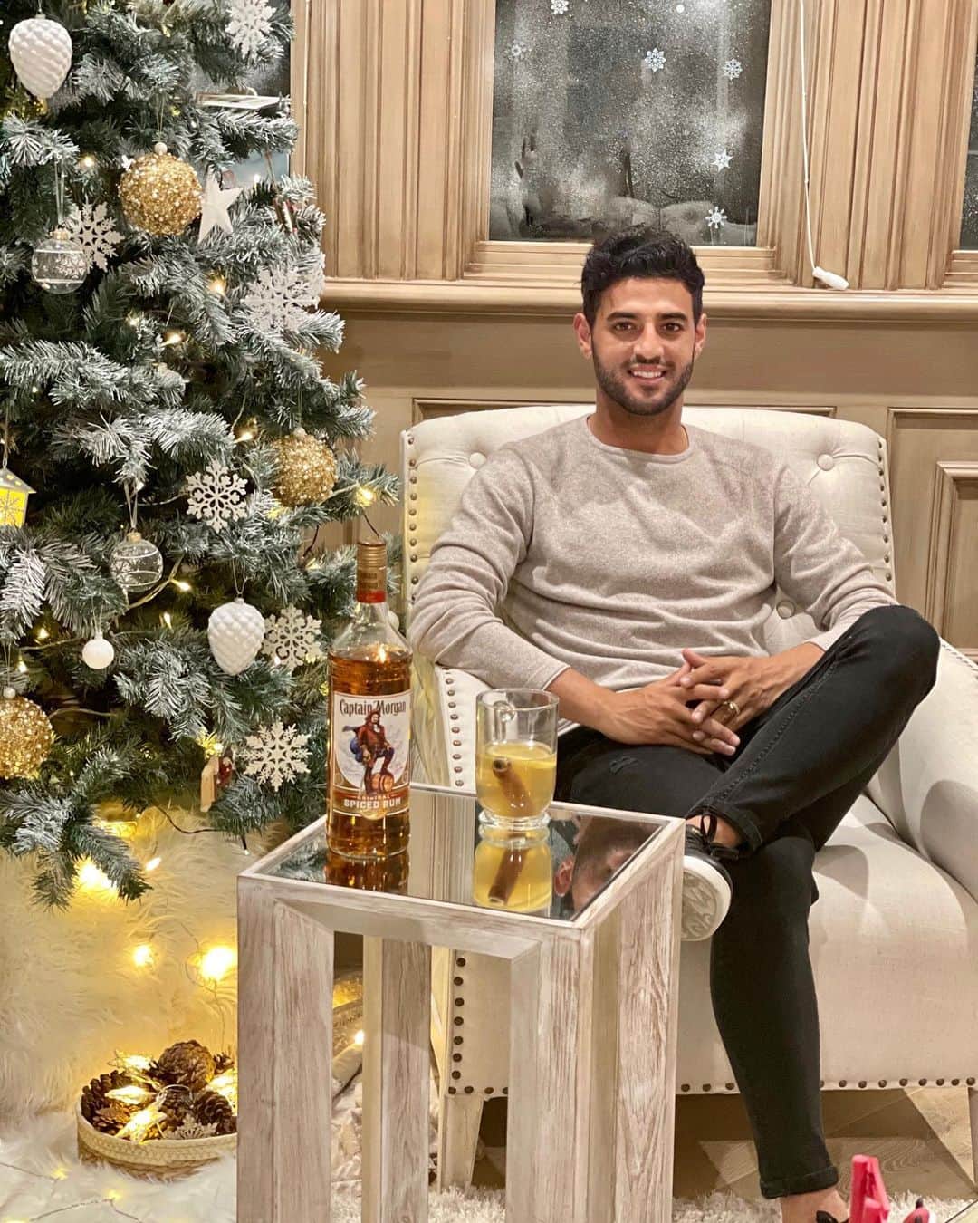 カルロス・ベラのインスタグラム：「#Ad Shout out to my @CaptainMorganUSA fam for hooking it up with the Hot Toddy goods just in time for the holidays. 🍹❄️ Recipe in comments if you want to give it a go yourself.」