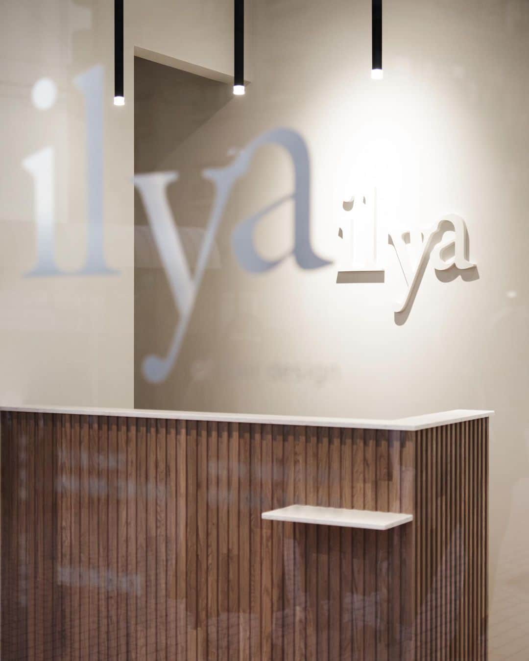 EIGHT DESIGNさんのインスタグラム写真 - (EIGHT DESIGNInstagram)「店舗デザイン事例「ilya of hair design」をホームページに掲載しました！ 静岡県磐田市の美容室。 本日12月12日オープンです。  さわやか磐田本店のすぐ近く。 磐田の皆さま、ぜひごひいきに◎ @ilya_ofhairdesign   ーーー 🏯店舗兼住宅の相談会はじめました 🌳新築注文住宅コンセプトハウスで家づくり相談会 毎週末開催中！ ーーー 📺住宅&店舗の無料相談会を名古屋と東京で開催中です。お気軽にお問い合わせ下さい☺️ ーーー #インテリアコーディネート #竣工写真 #店舗デザイン #ショップデザイン #磐田市美容室 #美容室インテリア #イリヤオブヘアーデザイン #ilyaofhairdesign #設計事務所 #建築事務所 #インテリアデザイン #eightdesign #エイトデザイン #家具 #インテリア  #ライフスタイル #renovation #リノベーション #磐田市」12月12日 10時00分 - eightdesign