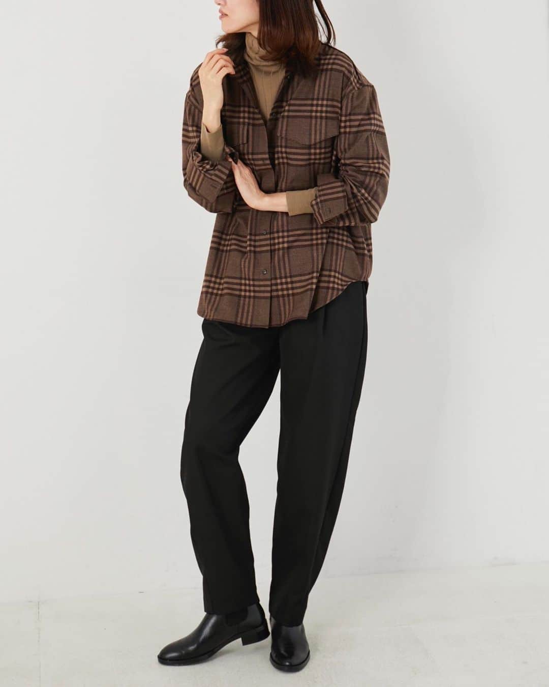 のインスタグラム：「・ ・ HAUNT RIB LONG TURTLE PO @haunt_daikanyama   toteme NOVELLA LUMIO @toteme  .﻿ .﻿ .﻿ #haunt#hauntdaikanyama﻿ #2021fw#newarrival﻿ #turtleneck  #toteme #shirt #pants #ハウント#ハウント代官山﻿ #新作#ファッション﻿ #ニット #タートルネック #トーテム #シャツ  #チェック #ドロップショルダー  #パンツ #タックパンツ」