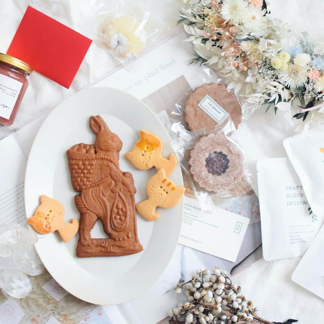 nao_cafe_のインスタグラム：「りえちゃんからのお届けもの♡ 可愛いすぎるクッキーは このあとそっと袋に戻しました。 可愛いすぎて食べれないー😂 . 今年はコロナで全然東京帰れないからすっごく寂しいんだけど、 りえちゃんが東京の香りを贈ってくれたから 寂しさ薄まったよ♡ありがとうー(⑅˃◡˂⑅) . thanks..♡ @chocolat_rie  . . 2020.12.12 . . #贈り物#嬉しいプレゼント #クッキー#可愛い#冬のテーブル　#lapause #tonttu」