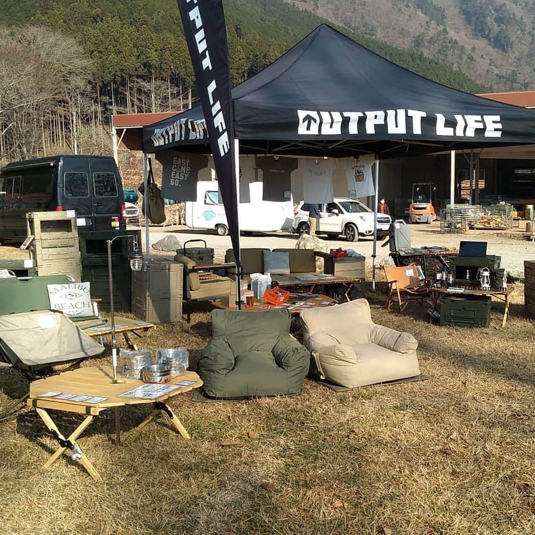 OUTPUT LIFE officialさんのインスタグラム写真 - (OUTPUT LIFE officialInstagram)「. 今日〜明日はふもとっぱらキャンプ場で行われる【OUTDOOR THINGS CAMP】に出展しております❗ . キャンプ場はすでにご予約でいっぱいですが、ふもとっぱらにおいでの皆さま、是非ブースへ遊びに来てください‼️ . 場所は入場ゲート付近の池のそばです🗻 . 本日は10:00〜18:00まで、明日は10:00〜15:00までとなっています。 . #outdoorthingscamp #outputlife #アウトプットライフ #camp #キャンプ #outdoor #アウトドア #ふもとっぱら #ふもとっぱらキャンプ場 #富士山 #冬キャンプ #寒いけど気持ちいい #2020年イベント納め #2021年も宜しくお願い致します」12月12日 10時14分 - outputlife_official