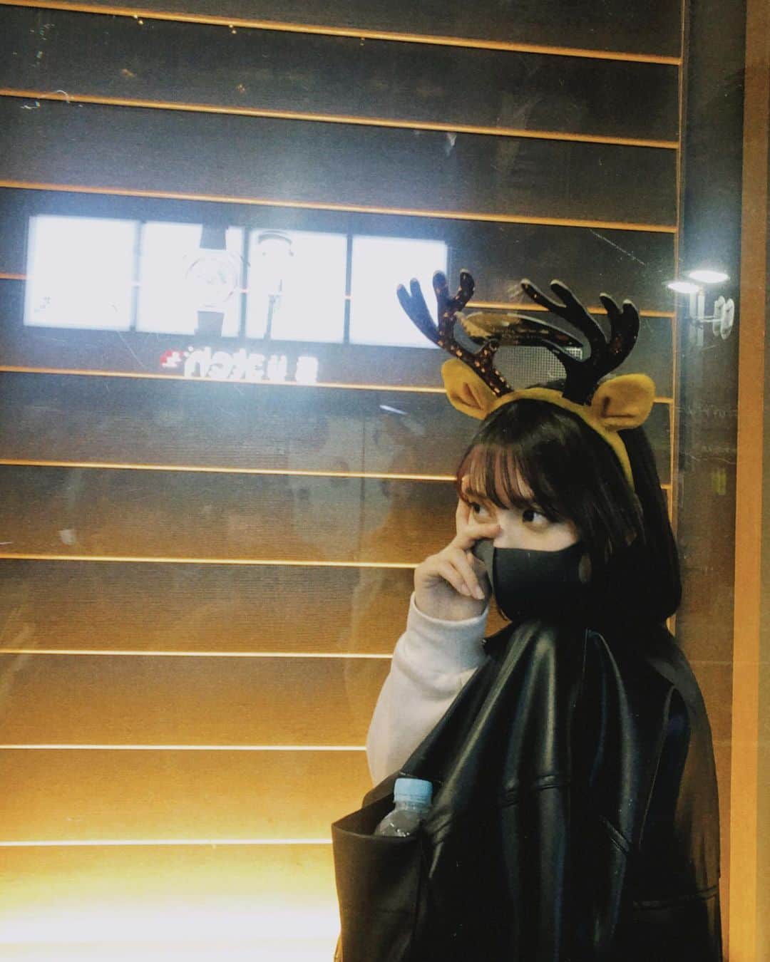 松岡菜摘のインスタグラム：「. . 12月ももう12日らしいよ😳はやい サンタさんくるかな〜(？) . いつかの写真😂😂 . #謎のポーズ #胸ポケットにお水 #カチューシャのタグとらんかい .」