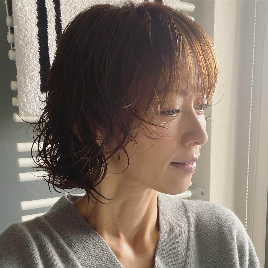 畑野ひろ子のインスタグラム：「髪型のコメントいただいたので、ジャンプしてタオルドライした後と、ドライヤーした後と撮ってみました。ちょっとわかりにくいけもですが、ドライヤー後は、ふんわりカールになります😅私はトップが潰れやすいのでトップだけボリュームをだして仕上げは、毛先にオイルをつけたら毎日のセットは完了です！ 一つ言えるのは、エアウェーブかけるととにかく楽なんです😁」