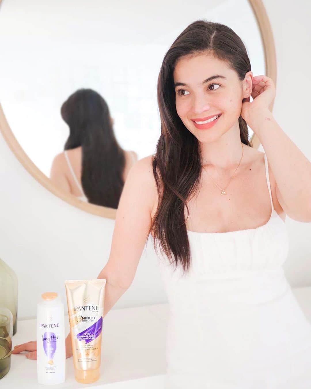 アン・カーティスのインスタグラム：「When you’re having a good wash and wear hair day! 🤍  Growing your hair long can sometimes be annoying because our hair gets damaged and split ends from every day styling. That’s why I’m so happy Pantene has come up with a special Pantene Long Hair Solutions Total Damage Care regimen. With a formula of Japanese Rice Oil Essence mixed with Pro-Vitamin it will help you achieve the long hair you’ve always wanted! Give it a try to see what I’m talking about!   You can buy Pantene Total Damage Care at up to 50% off during Pantene’s biggest year end sale on Lazada! Don’t forget to add to cart and check out today, 12.12! 🤍  #PanteneLongHairSolutons #PantenePH」