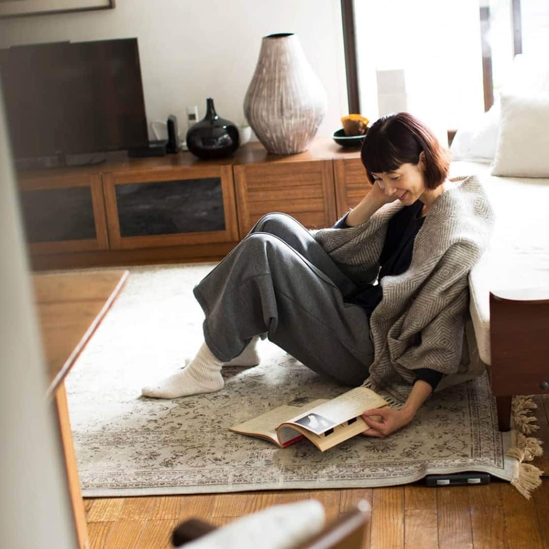 のインスタグラム：「おうちじかんの相棒に◎ ぬくぬくと、あったか着心地の「ルームウェア」。今年も在庫が少なくなってきました！ . - - - - - - - - - - - - 毎年大変ご好評をいただき、 なんと今回で4年目！ モデルの香菜子さんと一緒に作った オリジナルの「ルームウェア」。  一昨年ネイビーを購入したというスタッフも あまりに気に入ってしまい、 洗い替え用にと昨年アイボリーを 買い足しまし、もはや制服のように ほぼ毎日着ているのだとか◎  気に入っている理由としては、  ・トップスはゆったりとした着心地、 　ストレッチが効いた生地で動きやすい  ・自然なふんわり袖と後ろ下がりの 　シルエットが程よく女性らしい  ・腕まくりをしたときに袖口のリブが 　しっかりと留まってくれて 　洗い物や風呂掃除などがしやすい  ・ボトムスの裏起毛がふわふわであたたかい  などいくつもあるのだそう◎ 上品な色合いで、デザインも着心地も、 心からおすすめしたい一着です！ . - - - - - - - - - - - - 「家でのわたしも好きになる」見た目も機能もちょうどいいルームウェアセット/香菜子×KURASHI&Trips PUBLISHING . ▶︎ プロフィールのリンクからも、お値段・サイズなど詳しい情報をご覧いただけますよ。→@hokuoh_kurashi ・ ※ 24日（木）、25日（金）までに商品のお届けをご希望の場合は、【12月22日（火）9時まで】にご注文いただくことをおすすめします。 . #fashion#coordinate#outfit#KURASHIandTripsPUBLISHING#KURASHIandTrips#ルームウェア#ルーム#家じかん#リラックス#リラックスタイム#部屋着#ファッション#コーデ#コーディネート#シンプルコーデ#今日のコーデ#シンプル#シンプルライフ#シンプルデザイン#暮らしを楽しむ#日々の暮らし#北欧#暮らし#北欧暮らしの道具店」