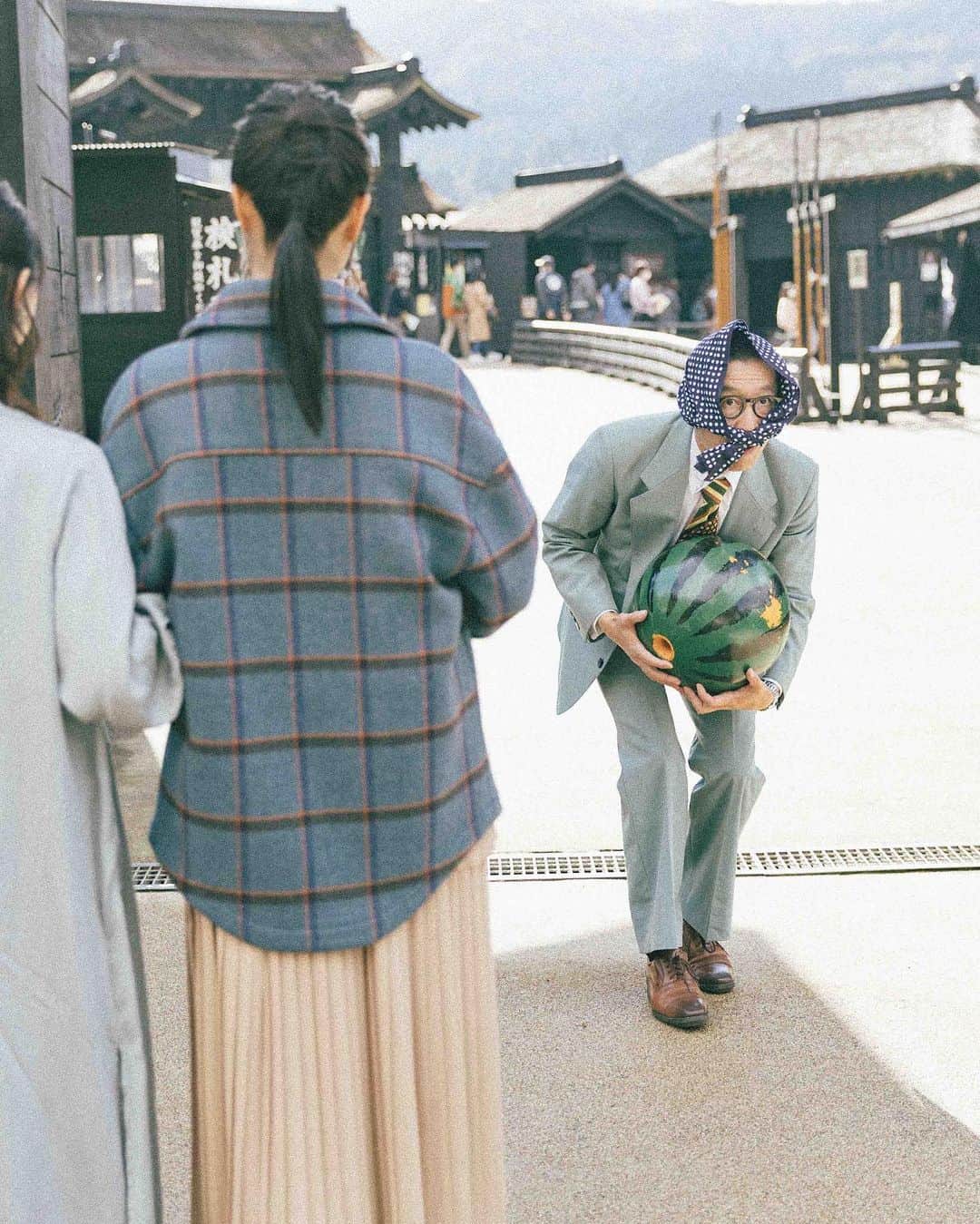 岩井ジョニ男さんのインスタグラム写真 - (岩井ジョニ男Instagram)「更生  「岩井ジョニ男の週末旅スタ」は冬の箱根をご案内します。今回訪れたのは江戸時代から交通の要所として知られた箱根の関所跡。小さな旅のお供は誰からも愛されるあのお菓子です。  #岩井ジョニ男 #週末旅行 #ハッピーターン #柿の種 #ハイハイン #ソフトサラダ #亀田製菓 #かめたび #キンマサタカ #師岡とおる #浅田政志」12月12日 10時31分 - iwaigawa_jonio_iwai