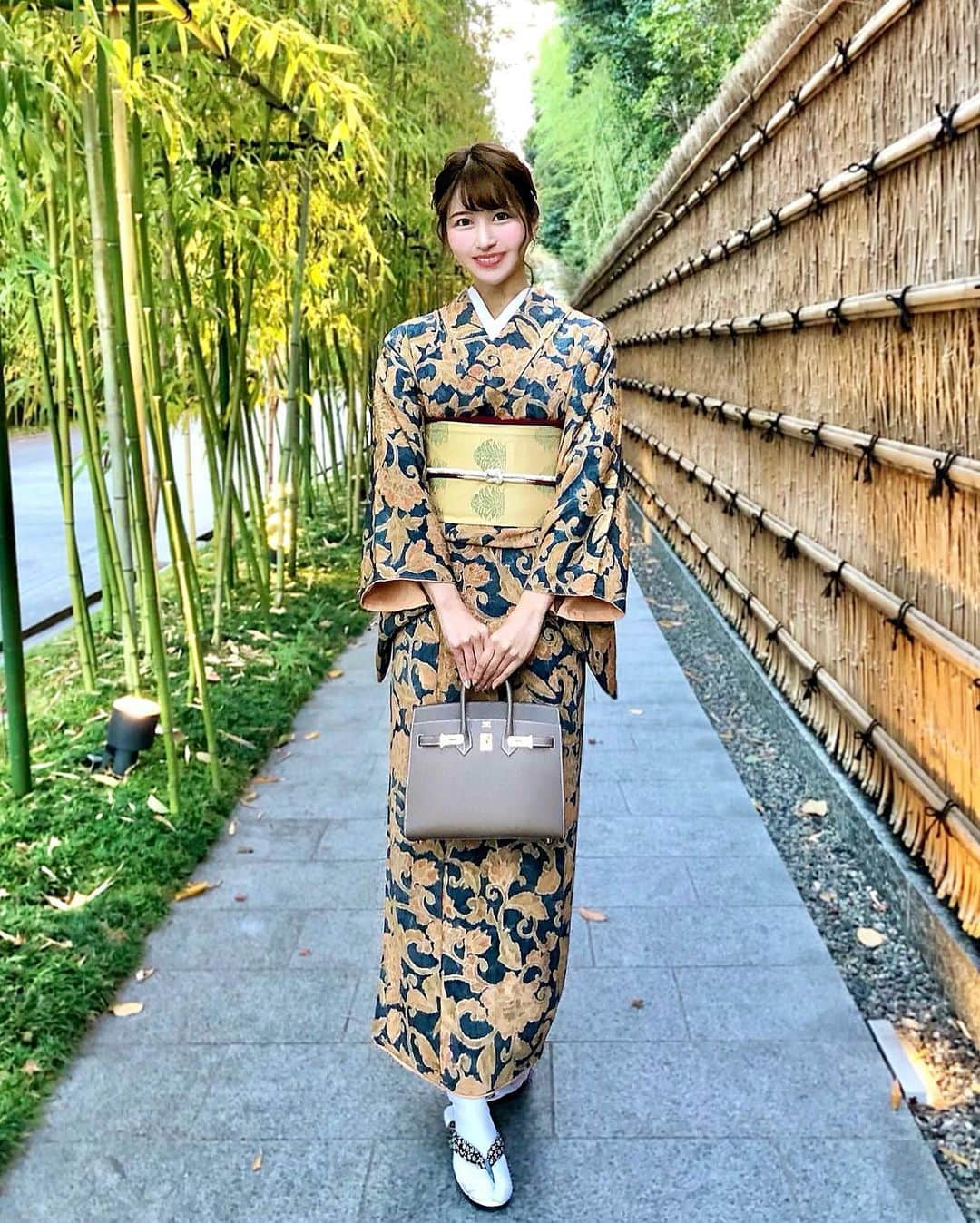 Manaさんのインスタグラム写真 - (ManaInstagram)「🍁⛩🇯🇵 𝑲𝒀𝑶𝑻𝑶🤎𝒌𝒊𝒎𝒐𝒏𝒐👘 先日、投稿したお着物の全身version♪ . 2日目に宿泊したホテル @fskyoto にて🐾 . 1枚目の竹林の道は ホテルの入口からエントランスまでの道✨ 静かで写真も撮りやすいし素敵です🥰 . . 夜はライトアップされたお庭をゆっくりとお散歩 ちょうど紅葉の時期で綺麗でした😊❤︎ . . . . #そうだ京都行こう #京都散歩 #京都観光 #京都旅行 #京都散策 #お散歩 #竹林の道 #竹林の小径 #和服 #着物ヘアアレンジ #着物ヘア #着物 #着物コーディネート #着物好き #着物女子 #和服 #お着物 #birkin25 #birkinsellier #fourseasons #fourseasonshotel #fourseasonskyoto #kyoto  #kyotojapan #memories」12月12日 10時51分 - mana.tcy