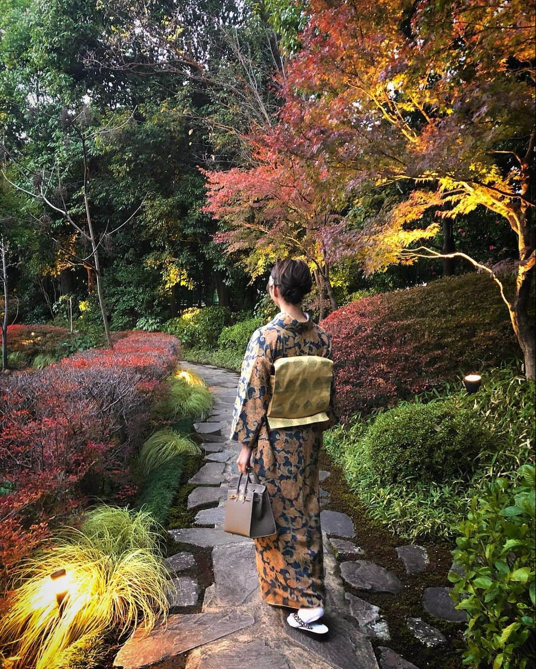 Manaさんのインスタグラム写真 - (ManaInstagram)「🍁⛩🇯🇵 𝑲𝒀𝑶𝑻𝑶🤎𝒌𝒊𝒎𝒐𝒏𝒐👘 先日、投稿したお着物の全身version♪ . 2日目に宿泊したホテル @fskyoto にて🐾 . 1枚目の竹林の道は ホテルの入口からエントランスまでの道✨ 静かで写真も撮りやすいし素敵です🥰 . . 夜はライトアップされたお庭をゆっくりとお散歩 ちょうど紅葉の時期で綺麗でした😊❤︎ . . . . #そうだ京都行こう #京都散歩 #京都観光 #京都旅行 #京都散策 #お散歩 #竹林の道 #竹林の小径 #和服 #着物ヘアアレンジ #着物ヘア #着物 #着物コーディネート #着物好き #着物女子 #和服 #お着物 #birkin25 #birkinsellier #fourseasons #fourseasonshotel #fourseasonskyoto #kyoto  #kyotojapan #memories」12月12日 10時51分 - mana.tcy