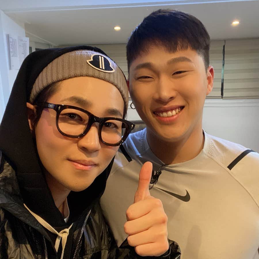 DINDINのインスタグラム：「필터 써서 조나단 너무 인위적이지만 내 예언은 적중👈🏻 수고했어 조나단~🙌🏼 축하해 🥂  #문지훈이 #조나단문 #스윙스 #악역 #너무아프지않았으면 #축하해 #쇼미동기」