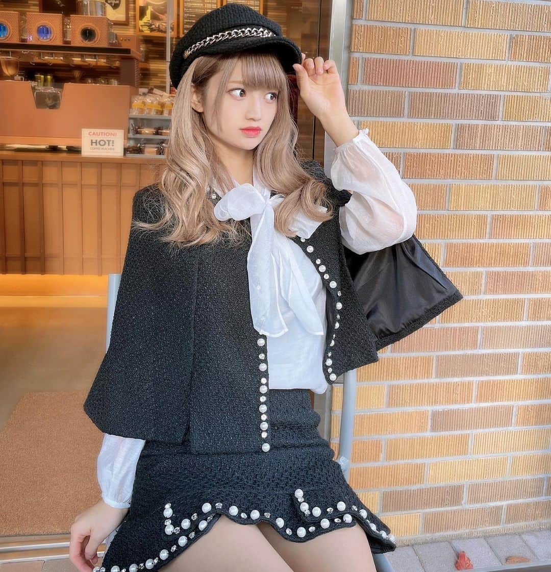 のインスタグラム：「おはようございます♡  朝カフェ活☕️  寒いからホットココアを頼んだよ〜！ 休日の朝からおしゃれなカフェ行くと1日充実感がある気がする！！  みんなは今日何する予定かな？ . . . . . . #カフェ　#カフェ巡り #カフェ好きな人と繋がりたい  #カフェスタグラム  #韓国ファッション #プチプラ　#プチプラコーデ  #セットアップ　#今日のコーデ　#今日のファッション」