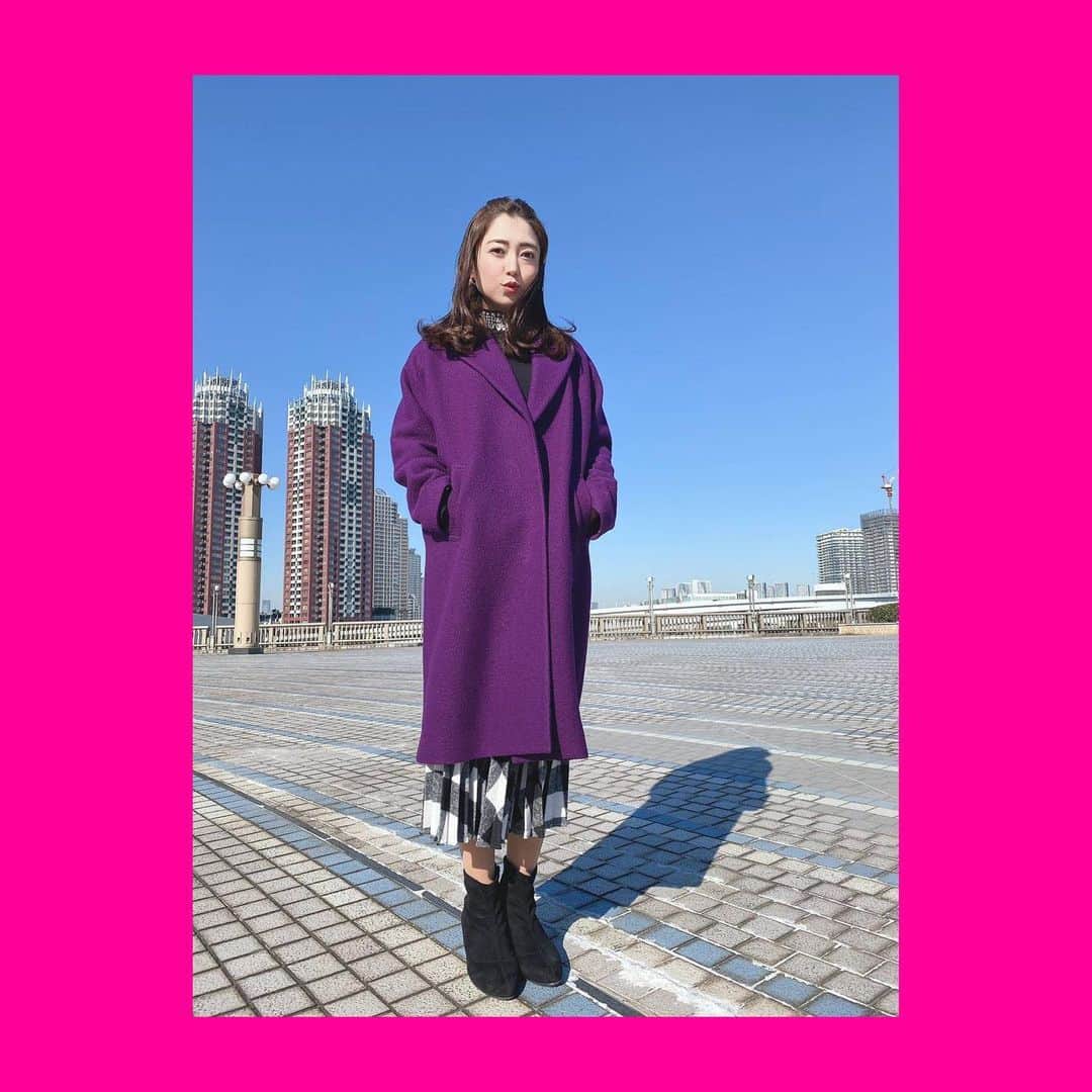 成田梨紗のインスタグラム：「たまには紫〜💜👾💜👾💜﻿ とても綺麗な色に惹かれました🧥✨﻿ ﻿ もうすっかり冬ですね⛄️﻿ 毎朝布団から出たくない🐢﻿ あ〜イルミネーション見に行きたいなあ〜。﻿ ﻿ #journalstandard #baycrews  #カラーコート #purple #ブークレコート #fashion  #でこ #良い週末を」