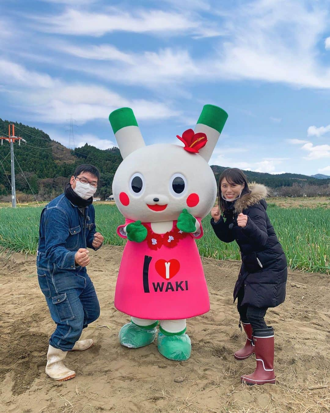 佐藤玲奈さんのインスタグラム写真 - (佐藤玲奈Instagram)「◇ 先日いわきネギの取材で いわき市遠野の折笠農園さんにお邪魔しました！  一緒に収穫作業をさせていただいた後、ストーブの上で焼いた『焼きネギ』もいただいてしまいました！(2枚目) これがまた絶品で、、、✨  またいわき市農産物マスコットキャラクターの ネギぴょんとも共演しましたよっ🐰💕  (ちなみにこの写真のポーズは ネギぴょんの決めポーズらしいです…)  詳しくは12月22日(火) 朝の情報番組『げっきんチェック』の放送でご覧ください！  #げっきんチェック#ネギ#いわきネギ#ネギ農家#折笠農園#取材#テレビユー福島#Nスタふくしま#情報番組#新人アナウンサー#アナウンサー#佐藤玲奈#いわき#いわき市#遠野#ネギぴょん」12月12日 10時49分 - rena___sato