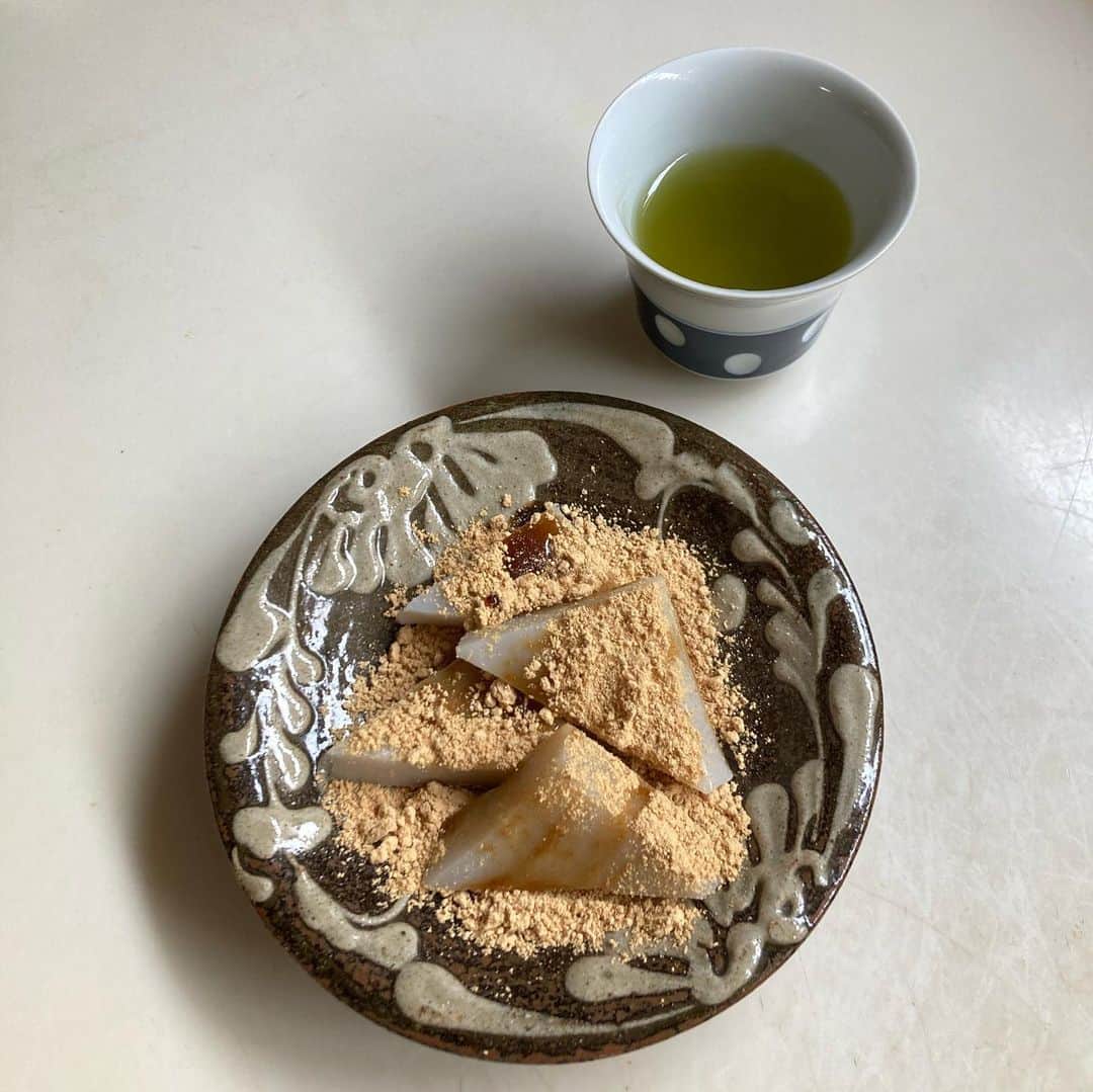 睦のインスタグラム：「住吉屋総本店の 元祖 久ずもち。  素朴な味で、 美味しかったなぁ。  お煎茶と共に。  #くずもち  #久ずもち  #久寿餅  #住吉屋総本店  #川崎大師  #名物  #お取り寄せ  #お取り寄せグルメ  #葛餅  #kuzumochi  #kawasaki  #kawasakitaishi  #老舗  #お土産  #お土産スイーツ  #師走  #平間寺  #煎茶  #お煎茶　 #japanesetea  #shopping  #japanesesweets  #素朴  #ssw  #モデル　 #artist  #lyricist  #model  #井上睦都実 #睦」