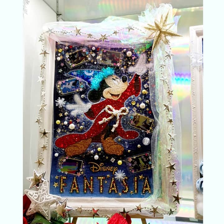 パズルデコレーション公式 エポック社のインスタグラム：「・ 本日発売！ポップアップパズルデコレーション 「FANTASIA-Magic-（ファンタジア マジック）」 300ピース  ディズニーアニメーションの名作『ファンタジア』に登場する、魔法使いの弟子姿のミッキーマウスが、パズデコで登場です！  組み上げたパズルに、『ファンタジア』の短編のワンシーンが描かれたデコフィルムを貼り付ければ、より広がりのある世界観を表現できます。  今の季節なら、クリスマスをイメージしたデコレーションにしてみるのもオススメです！  【ポップアップパズルデコレーションとは】 立体フィルムが美しい、鮮やかな印刷紙のデコレーションパズルです。パズルを煌びやかにする箔押し加工がほどこされています。 組み上げたパズルに、デコフィルムで立体的なデコレーションを楽しむことができます。 ©︎ Disney  #パズルデコレーション #パズデコ #puzzdeco #パズル #puzzle #ミッキーマウス #ミッキー #mickeymouse #ハッピーバースデーミッキー #ディズニー #Disney #ファンタジア #魔法使いの弟子」