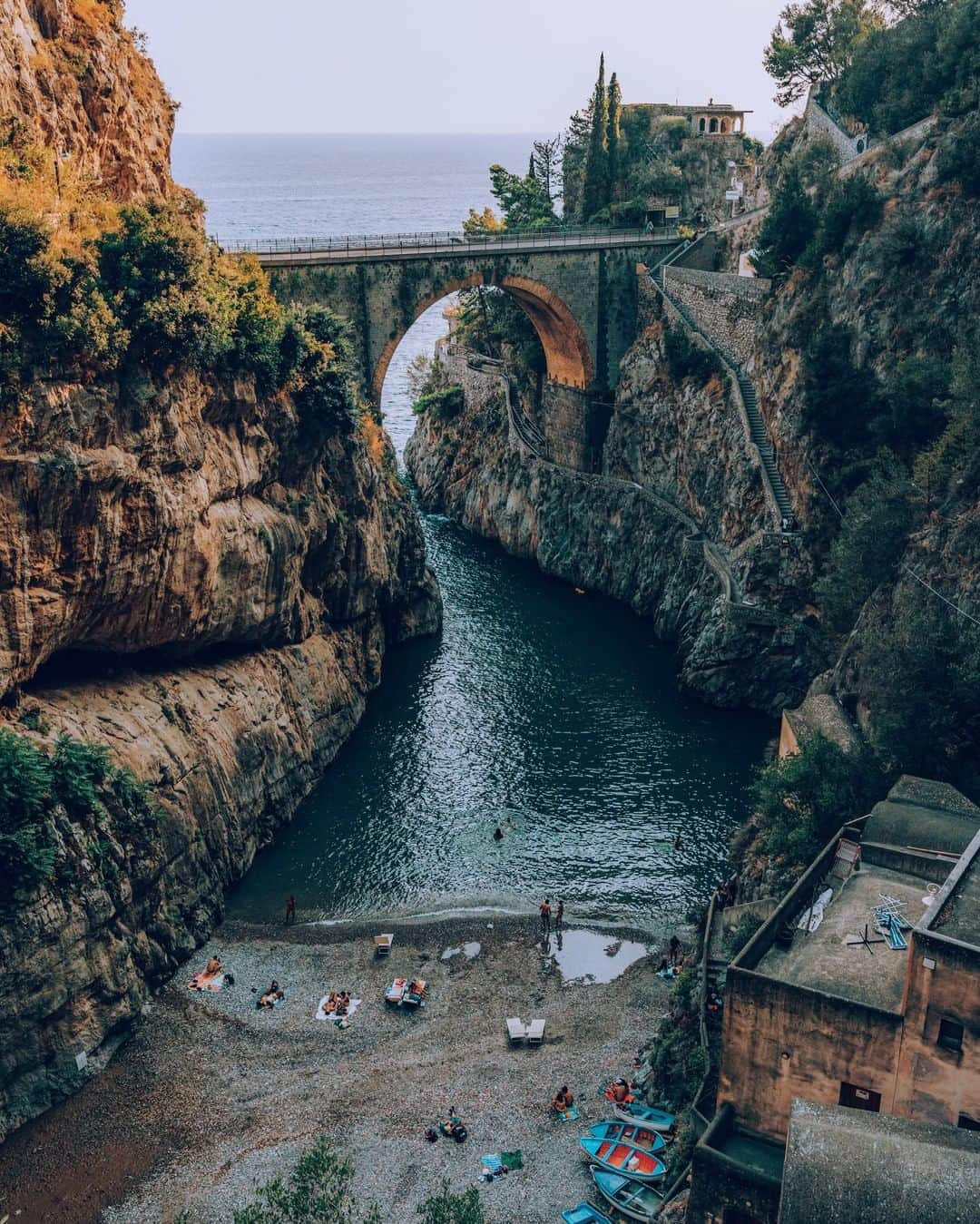 Discoveryさんのインスタグラム写真 - (DiscoveryInstagram)「The fjord of Furore in Italy, a hidden beach and UNESCO World Heritage Site.  Photo + Caption: Davide Oricchio (@davideor94)  #furore #italy #fjord #architecturephotography #unescoworldheritage #hiddengems」12月12日 11時00分 - discovery