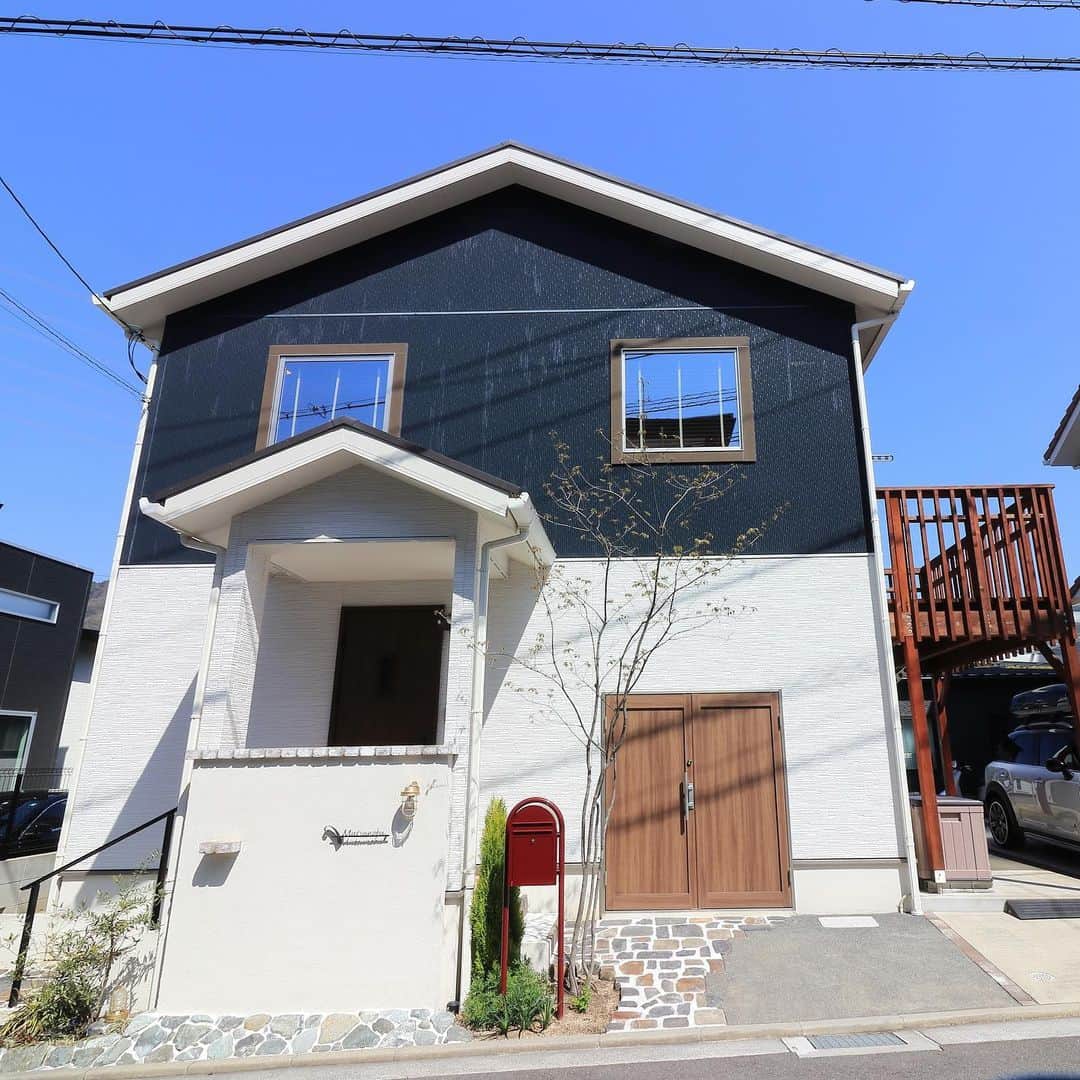 西本ハウスのインスタグラム：「🎈 【外観特集】  東区中山北町 MM様邸 HYVA AND STYLE  【モデルハウス見学予約受付中🏠】 土日祝はもちろん平日でも色々なスタイルのモデルハウスをご見学いただけます😊🎈  場所:安佐南区山本新町（春日野）  イベント情報はこちら▼ @nishimoto_house ⇧プロフィールのURLよりご覧いただけます👀  #西本ハウス #広島県 #工務店 #ZEROCUBE #ゼロキューブ #グッドデザイン賞 #1000万円からはじめる家づくり #子育て世代の家  #子育て世代の家づくり #デザイン住宅  #デザイナーズ住宅 #新築一戸建て #マイホーム #新築マイホーム #注文住宅 #規格住宅 #家づくり #暮らしを楽しむ #セミオーダー住宅 #セミオーダー #セミオーダーハウス #広島建売 #建売 #分譲住宅 #分譲中 #広島分譲住宅」