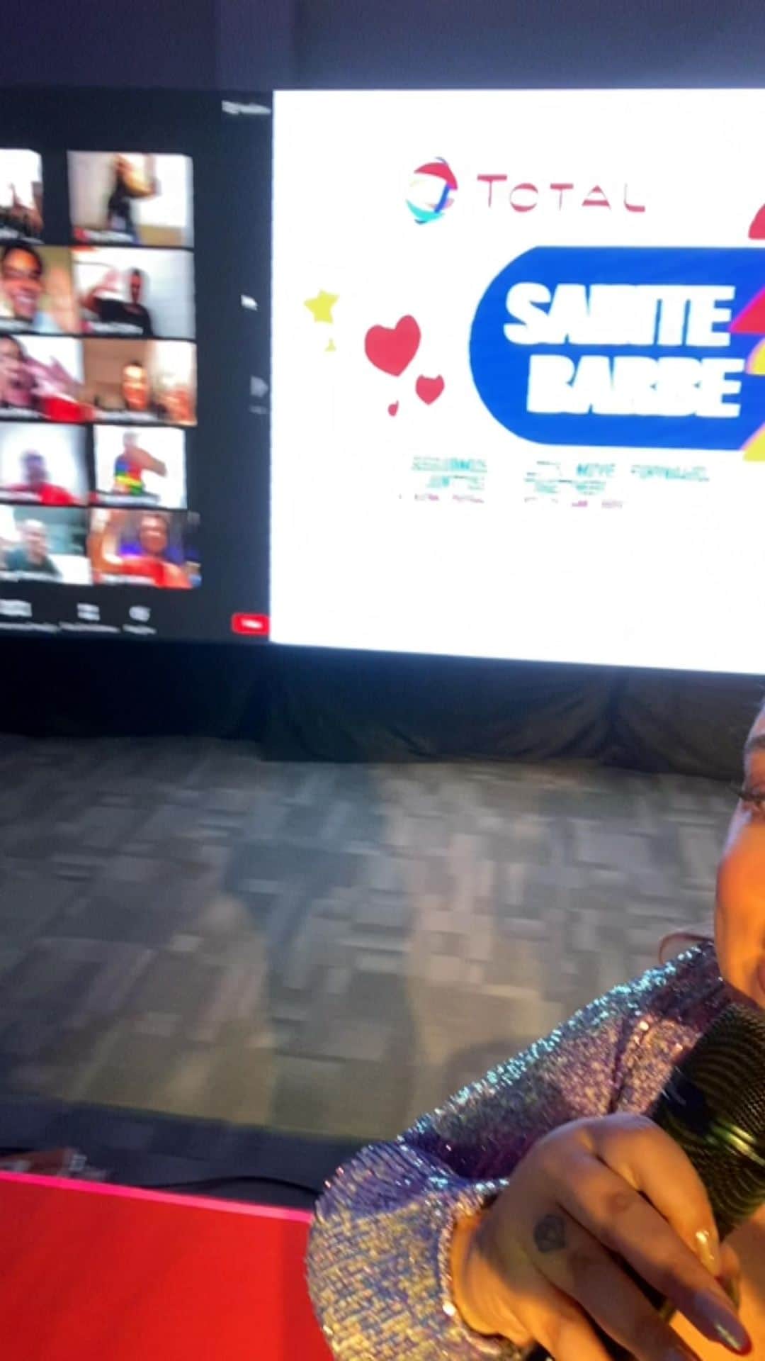 のインスタグラム：「Essa semana cantei em formato de live em algumas confraternizações de final ano, fiz esse vídeo na de hoje pra turma da @total foi diferente mas foi emocionante!!!! Obrigada também pelo carinho a turma da #suzano da #farmaaspen e minha banda amada @fabiolessa @ricardomarinsoficial e @dedesilva no sub de @andrepolvo !! Amanhã tem mais !!! #bailedapreta @ligaentretenimento」