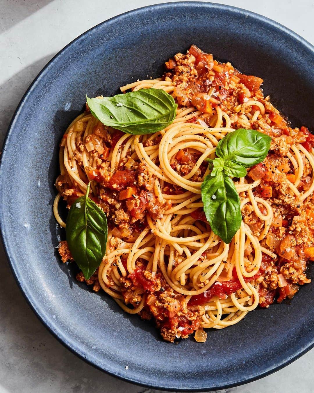 Gaby Dalkinのインスタグラム：「Guys - we nailed it!! For everyone needing a plant-based bolognese, I just made your life so much easier! #LightlifePartner The new @lightlifefoods Plant-Based Ground is the perfect way to make this delish bolognese with pasta. And guess what - it freezes perfectly if you want to make a double or triple batch and keep it on hand for the holiday season! Bonus: the ground is made with simple ingredients you actually know - water, pea protein, beets and garlic powder. No weird / hard to pronounce things in this bolognese! #Lightlife #CleanBreak   Prep Time // Cook Time // Serves 4   1 yellow onion, diced 1 carrot, diced  1 celery stalk, diced  2 cloves garlic, chopped 2 tablespoons olive oil 1 teaspoon dried Italian seasoning 1 package Lightlife Plant-Based Ground  1 teaspoon kosher salt 1/4 teaspoon freshly ground black pepper 1/2 cup dry white wine 1 (28-ounce) can whole peeled tomatoes Spaghetti and basil to serve    Heat 2 tablespoons of olive oil in a Dutch oven or heavy bottom pot over medium heat until shimmering. Add the vegetables and garlic and cook, stirring occasionally, until softened, 6 to 8 minutes.   Add the plant-based ground, Italian seasoning, kosher salt, and black pepper. Break up the Lightlife into small pieces with a wooden spoon, and cook until browned, 6 to 8 minutes.    Pour in 1/2 cup dry white wine and simmer until reduced completely, about 1 minute. Add 1 (28-ounce) can whole peeled tomatoes and their juices, breaking up the tomatoes with your hands as you add them to the pot. Bring the sauce to a simmer and cook until thickened slightly and the flavors are developed, about 15 minutes. Serve over pasta.」
