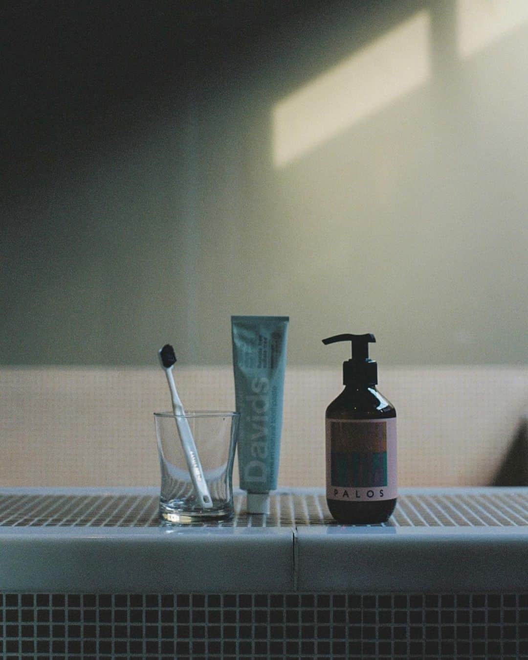 Nanaのインスタグラム：「露出を誤ったけど 好きな場所と愛用の日用品  #nikonf3 #35mmfilm #lifewithkodak #portra400」