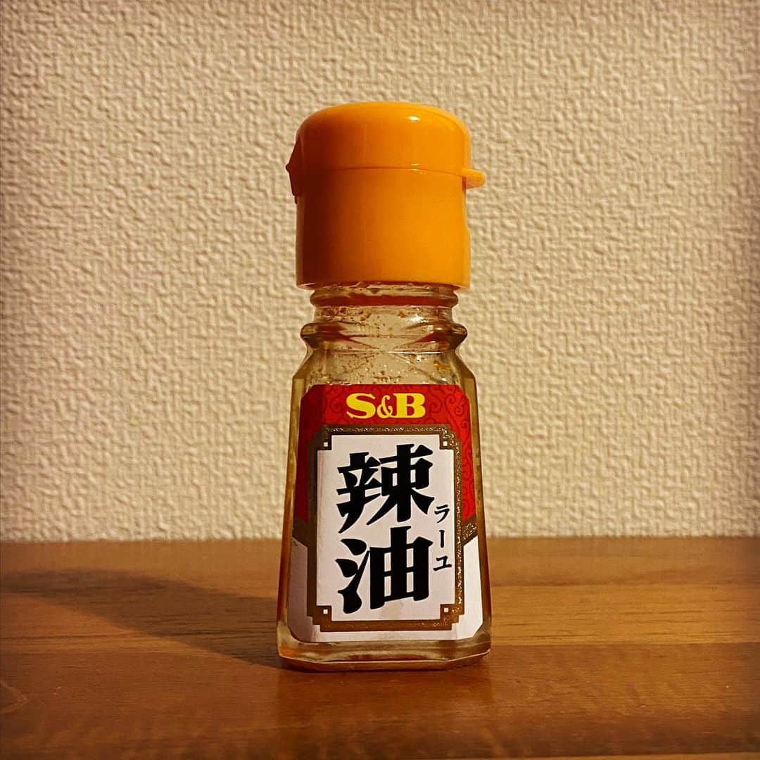 のインスタグラム：「煉獄さん❗️ 煉獄さーーーん‼️  ダメだ。 『鬼滅の刃　無限列車編』が面白すぎて、 まだ気持ちが下車できてない。  辣油の瓶をみても煉獄さんを思い出してしまう🔥 配色が一緒なんだもの🔥  #辣油のカラーリングがほぼ煉獄杏寿郎 #煉獄杏寿郎 #鬼滅の刃 #無限列車編」