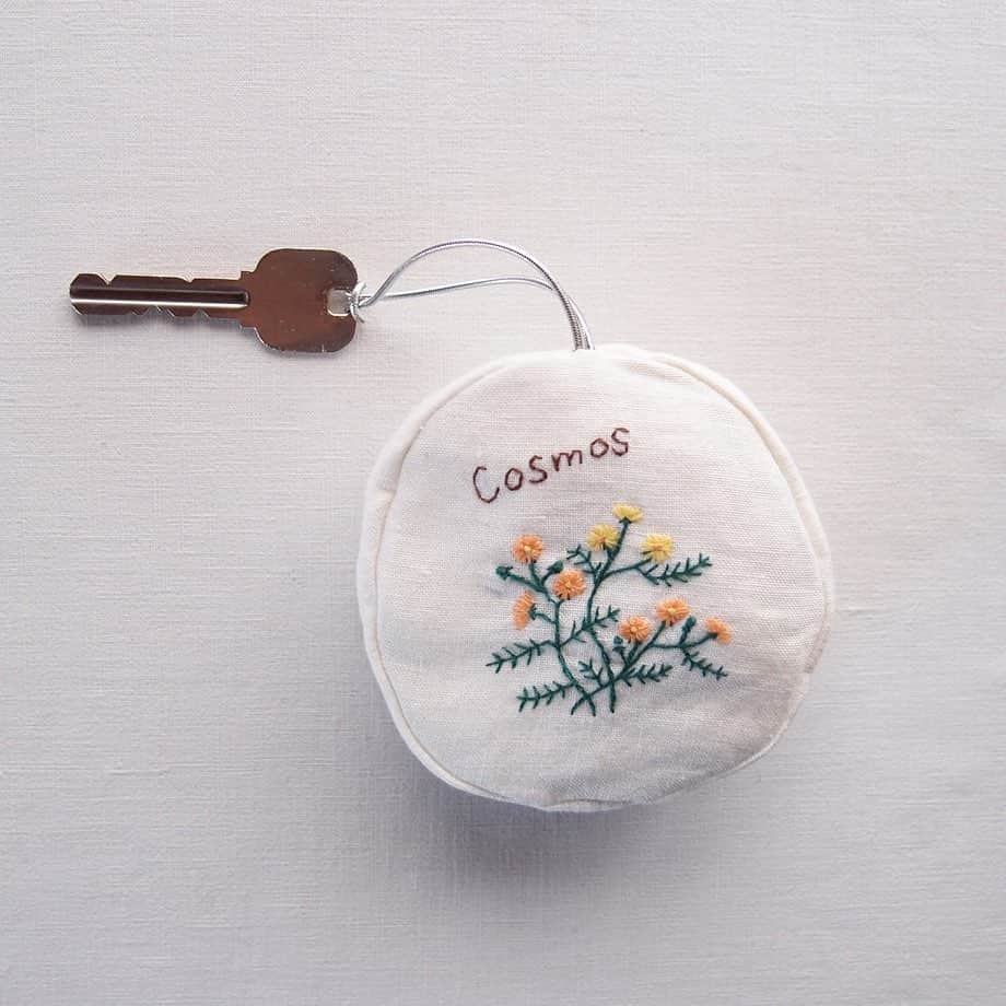 手紙社のインスタグラム：「【刺繍がほどこされた限定の携帯エコバッグはいかが？】﻿ 「日々の装いに添える小さな手仕事」をコンセプトにオートクチュール刺繍のテクニックを用いた作品を生み出す「aya」。今回の布博限定で登場する「携帯バッグ」は、洋服に使われた残りの生地を使って作られています。花の刺繍がほどこされた小さなケースは、キーホルダーとして携帯でき、ちょっとした買い物をした時はさっと小さなバッグが出てくる便利アイテムです。﻿ ﻿ ーーーーー﻿ ﻿ ▼aya（@cheｚ_aya）﻿ ﻿ オンラインミーティング﻿ →12/16（水）20:00〜﻿ ﻿ ショップ販売期間﻿ →12/16（水）21:00〜12/23（水）21:00﻿ ﻿ ーーーーー﻿ ﻿ ＜新しいオンラインフェスティバル・布博　開催概要＞﻿ 会期：2020年12月14日（月）〜26日（土）﻿ チケット：一般 1,000円／手紙社の部員 900円﻿ 会場：「新しいオンラインフェスティバル・布博」公式サイト﻿ ▶︎詳細は「@textilefabrics」プロフィールのURLから！﻿ ﻿ ▶︎布博で販売されるアイテムを事前にチェックできる“プレビュー”開催中！　公式サイト「出展者一覧」の﻿ 「ショップを見る」ボタンからアクセス！﻿ ﻿ ーーーーー﻿ ﻿ ◎「新しいオンラインフェスティバル・布博」は3本立て！﻿ ﻿ 1）オンラインミーティング（番組）﻿ ▶︎12/14（月）〜19（土）毎日開催！﻿ 出展者による作品紹介やアトリエツアーなどの番組を生配信！﻿ 作り手との会話をお楽しみいただけます。﻿ ﻿ 2）オンラインショッピング﻿ ▶︎12/14（月）〜毎日異なる出展者が販売を開始します！﻿ 出展者による新作や、ここでしか買えない限定作品、もちろん、定番商品も購入することができます！﻿ ※それぞれの販売期間は公式サイトからご確認ください﻿ ﻿ 3）スペシャル音楽ライブ番組﻿ 12/20（日）は7時間を超える生放送をお届け！﻿ 豪華アーティスト4組による音楽ライブや、プロのスタイリストが布博アイテムのスタイリングを紹介する「ライブスタイリング」を生配信します！﻿ ﻿ #手紙社#手紙舎#布博#オンラインイベント#新しいオンラインフェスティバル#新しいオンラインフェスティバル布博#ブローチ博#布雑貨#手芸#テキスタイル#刺繍#ブローチ博#ハンドメイド#編み物#手織り#オートクチュール#エコバッグ#携帯エコバッグ#aya#tegamisha#nunohaku#textile#textiledesign#fabric#handmade#handcraft#accessory#embroidery#布博まであと2日」