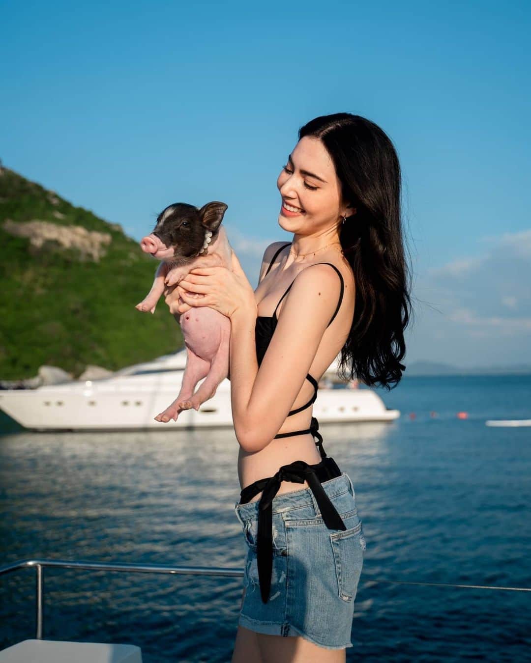 マイ・ダーウィカーのインスタグラム：「ใครเห็น💩ของน้อน🐷ในรูปบ้างงงง 😂 #ดาวินักท่องเที่ยว น้อนน่าร๊ากกกก」