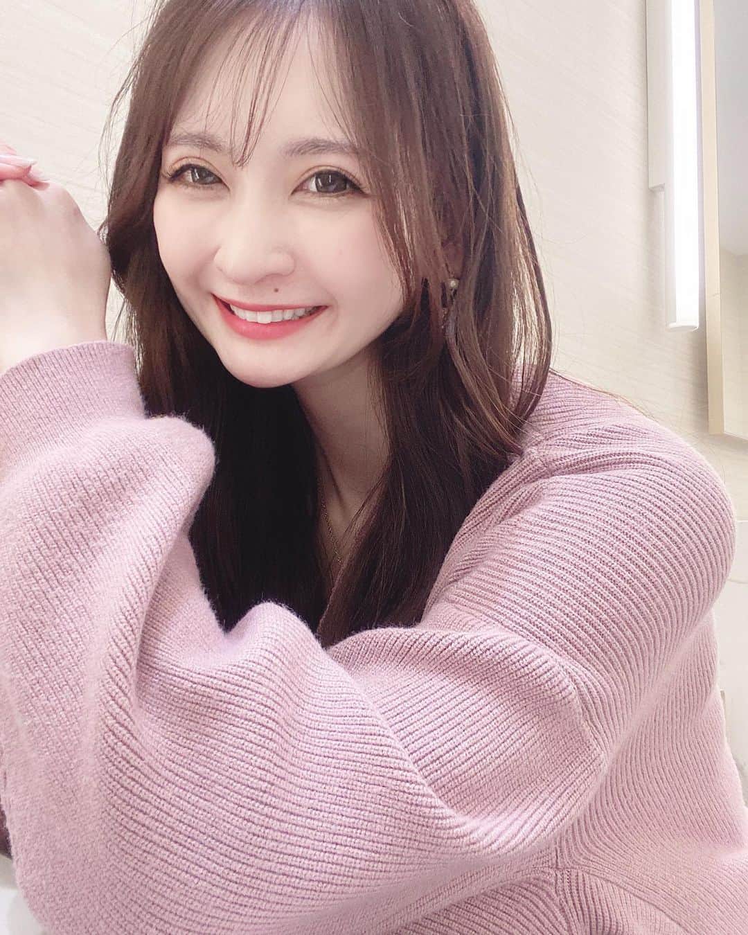藤後 沙織 とうごさおりのインスタグラム：「おはようございます🌞 土曜日の朝って1週間の中で一番大好きな時間💓 周りに言ったら金曜の夜でしょーってみんなに言われたんだけど、みんなどっち派？ ・ ほんでね、今の季節ってムダ毛処理をセルフでするとお肌乾燥するよね😮 そんなときは、プロに頼るのがいちばん☻ 銀座カラーさんでは、なんと今Go To 銀座カラーキャンペーンで最大2万円OFFのキャンペーン中みたいだよ♫ 『@ginzacalla_official』の公式アカウントURLからキャンペーンcheckしてね😊 ・ #銀座カラー　#脱毛　#全身脱毛　#顔脱毛　#callaPR」