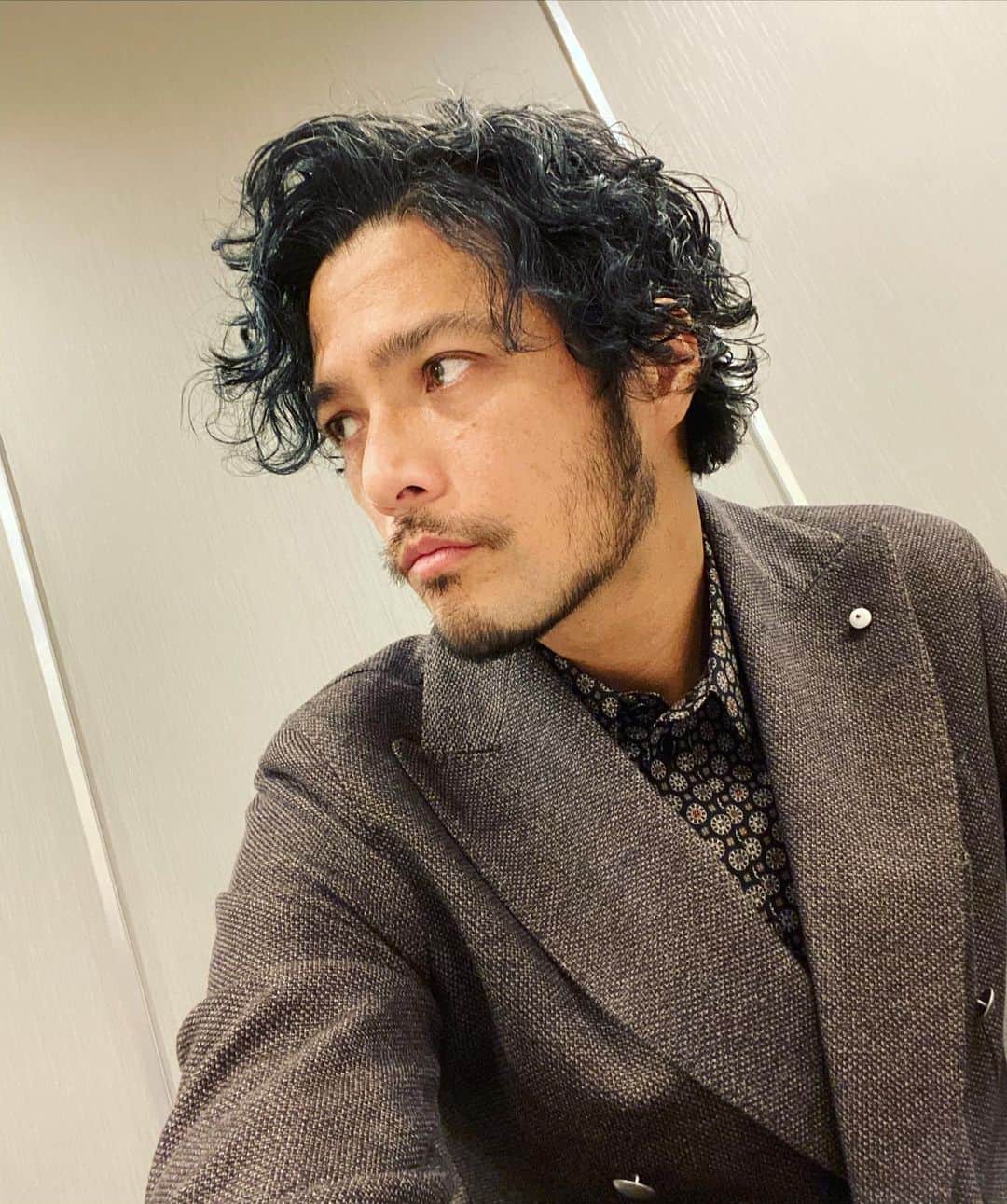ZOEのインスタグラム：「たまにはこんなのはどうですか？  #suitstyle  #celine」