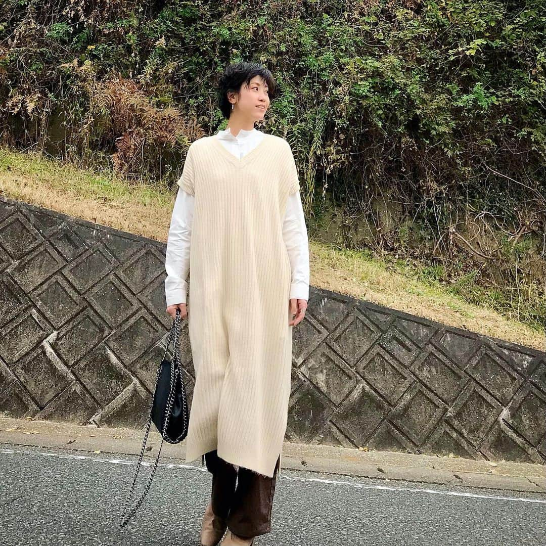 ryo0809appleのインスタグラム：「#coordinate ・ ・ ・ ニットベストが長くなったようなワンピース。 可愛いんだけど、静電気で裾が足にくっついちゃう💦 静電気防止スプレーの季節です。 色やデザインが違うとはいえ、ニットベスト系ちょっと買いすぎたわ…どんだけニットベストにハマってるんだ😂 ・ ・ ・ #服記録 #プチプラコーデ #プチプラ #プチプラファッション #ママコーデ #ママファッション #アラフォーコーデ #40代コーデ #アラフォーママ #高身長コーデ #高身長女子 #先日のコーデ #kaumo_fashion #locari #ponte_fashion #mineby3mootd #ママスタ冬コーデ  #coca_code #ニットベスト #ニットベストワンピース #uniqlo #ユニクロ #ユニジョ #ユニクロデニム族 #ユニデニ #ユニクロきれいめ部」