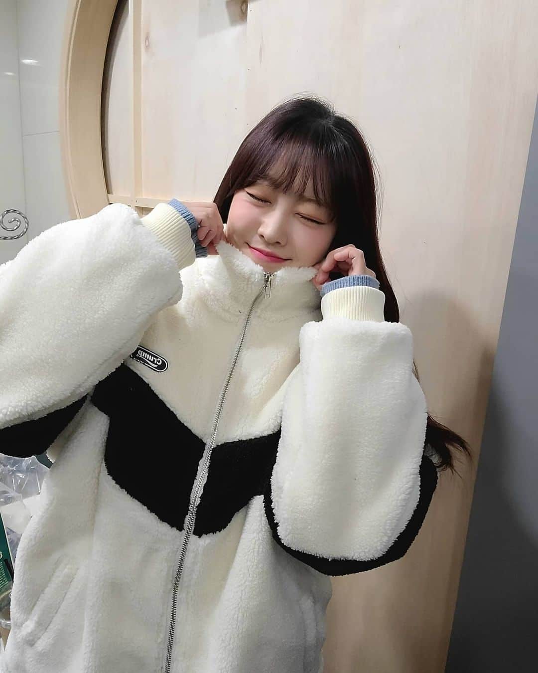 ユジョンのインスタグラム：「따숩게따숩게🖤」