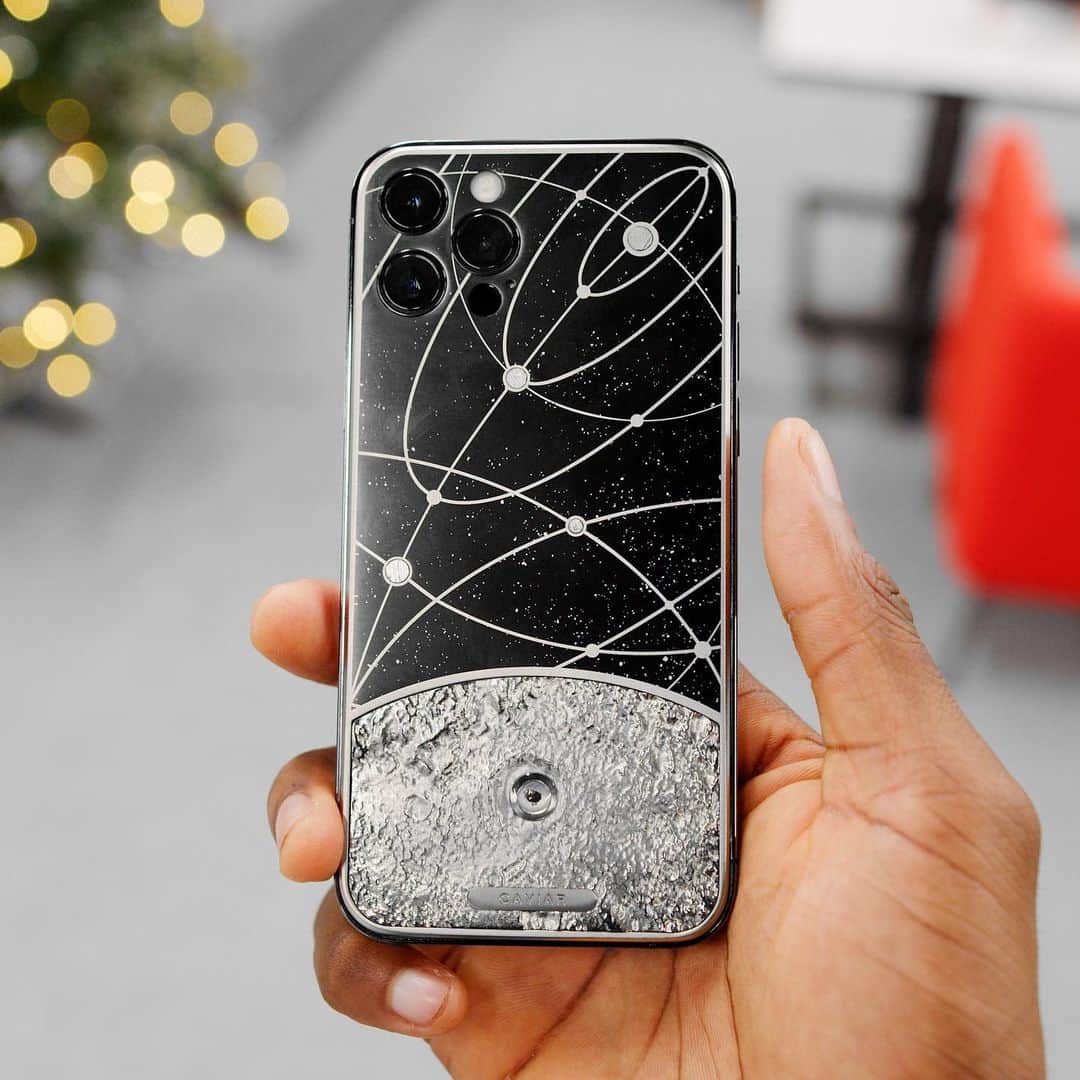 マーケス・ブラウンリーのインスタグラム：「Just uploaded a video on this custom iPhone with a tiny PIECE OF THE MOON... it’s a long story」