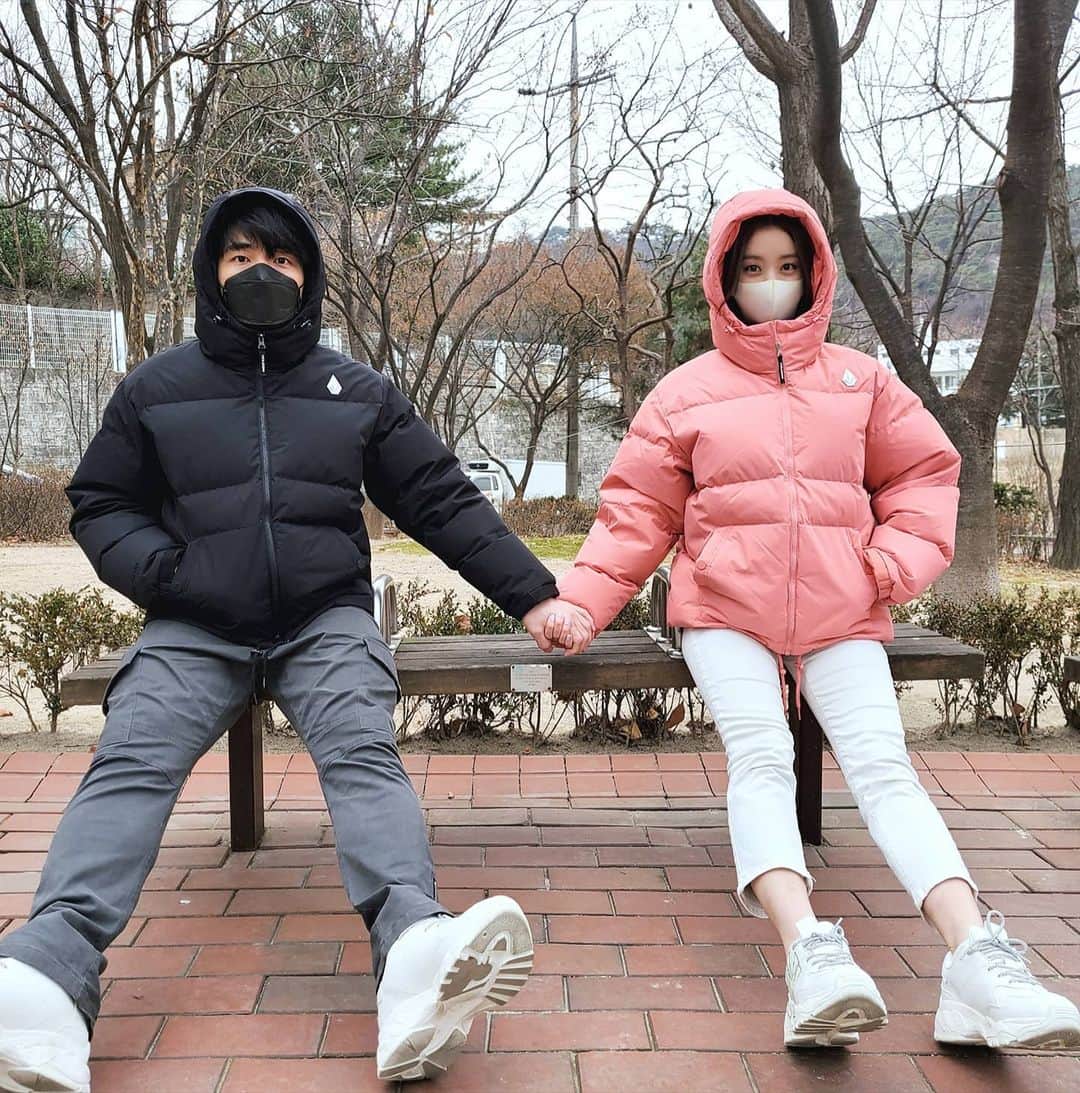 ヘリム さんのインスタグラム写真 - (ヘリム Instagram)「아침 산책 ☀ Morning walk 🚶‍♀️🚶‍♂️ with @shinmincheol #아침산책 #동네산책 🌿」12月12日 11時24分 - wg_lim