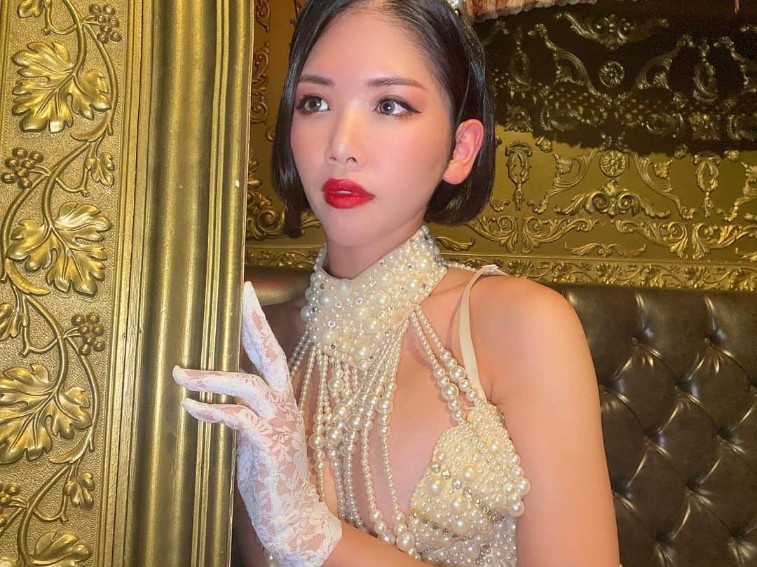 Yukkyのインスタグラム：「魅惑の時に酔いしれ溺れていたいの 〜 magnet 〜 . . . . . #burlesquetokyo#showgirl#showdancer#dancer#japanesegirl#girl#instalike#instadaily#instapic#mood#costume#anime#makeup#shorthair#magnet#tokyo#バーレスク東京#ダンサー#黒髪ボブ#ショートヘア#被写体#衣装#パール#クリスマス#東京」