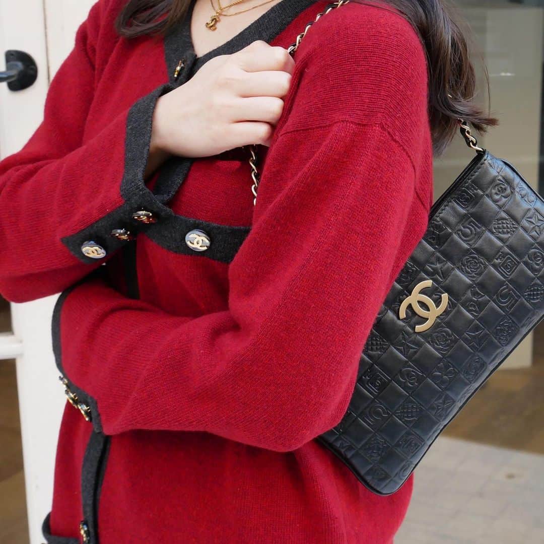 Vintage Brand Boutique AMOREさんのインスタグラム写真 - (Vintage Brand Boutique AMOREInstagram)「Chanel Icon Mini Shoulder Bag✨  Available Online For Purchase Search Code: AO31341  ✈️Free Shipping Worldwide 📩DM for more info and pricing  ➡️info@amorevintagetokyo.com   #chanel  #chanelbag #chanelicon #chanellambskin #amoretokyo」12月12日 11時35分 - amore_tokyo