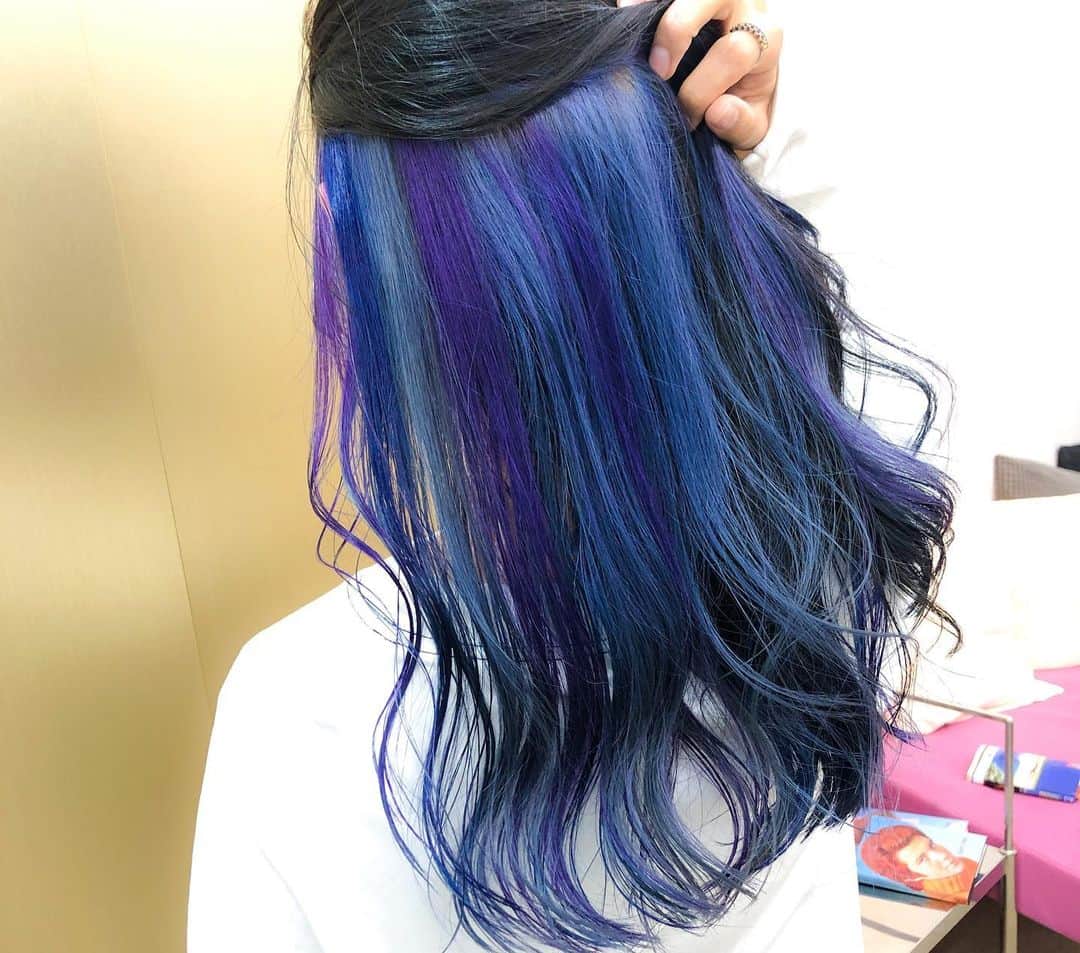 イチサキミキさんのインスタグラム写真 - (イチサキミキInstagram)「💜💙NEW color💙💜 昨日美容室行ってきました🥰 グラデーションカラーからインナーカラーに💡 お気に入り〜！ 、 #ヘアカラー #髪色 #派手髪 #インナーカラー #紫 #青」12月12日 11時28分 - ichisaki_miki