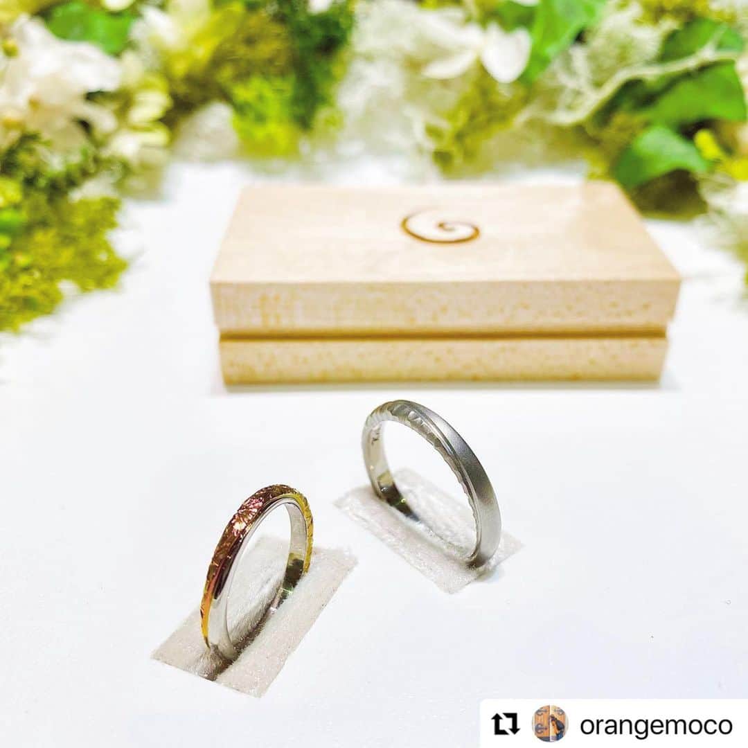 SORA ≪SORA表参道の公式アカウント≫のインスタグラム：「. ぜひ『 #結婚指輪sora 』のハッシュタグを入れて お写真を投稿してくださいね＊*  みなさんの素敵なご投稿は、 SORAの公式アカウントでご紹介いたします！  本日は orangemoco さまのご投稿をご紹介します♪  ･:*+.･:*+.･:*+.･:*+.･:*+.･:*･:  指輪受け取ってきた💍 オレンジよりだいぶピンクに近い色だったけど、 色変えることもできるみたい！ それはそれで楽しみ。  わたしが金アレだから素材はジルコニウムで、 内側にお互いの名前と入籍日の刻印入り٩( 'ω' )و   写真撮るのわかってたしネイルしとけば良かったな。笑  ･:*+.･:*+.･:*+.･:*+.･:*+.･:*･:  素敵なご投稿をありがとうござました＊  #結婚指輪 #婚約指輪 #表参道 #オーダーメイド #オーダーメイドリング #オーダーメイドジュエリー #金属アレルギー #金属アレルギー対応  #レアメタル #鍛造 #結婚指輪探し  #マリッジリング #エンゲージリング #ブライダル #ウェディング #プレ花嫁 #bridal #wedding #jewelry #creative #design #japaneseart #madeinjapan #2021wedding #2021春婚 #2021夏婚 #ジルコニウム #ジルコニウムカラー」