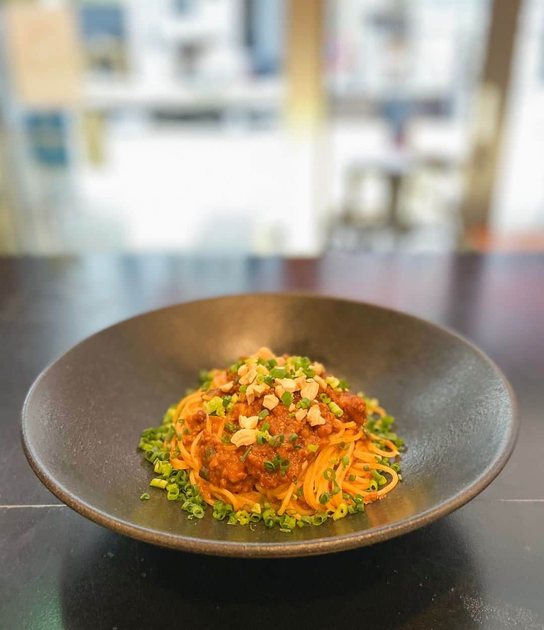 Courtyard by Marriott Tokyoのインスタグラム：「11:30～14:30（L.O.14:00) 平日 🍽️--6種類のランチセットに週替わりメニューが加わってリニューアル -😀 12月14日からの週替わりランチは唐辛子味噌のボロネーゼ!  このボロネーゼはソースに味噌を加えたシェフオリジナルの和テイストのパスタです。 アクセントにカリカリのカシューナッツをトッピング。 和洋折衷の味を楽しんでみてはいかがでしょう。  LAVAROCK Lunch 11:30～14:30（L.O.14:00) Weekdays 🍽️--Weekly lunch menu starting next week 12/14-😀  Miso Pepper Bolognese Delicious but slightly spicy meaty Bolognese with a unique Japanese taste. This pasta uses tomato miso sauce and topped with crunchy cashew.   Share your images by tagging @cytokyo and you might be featured on our Instagram page! 😎」