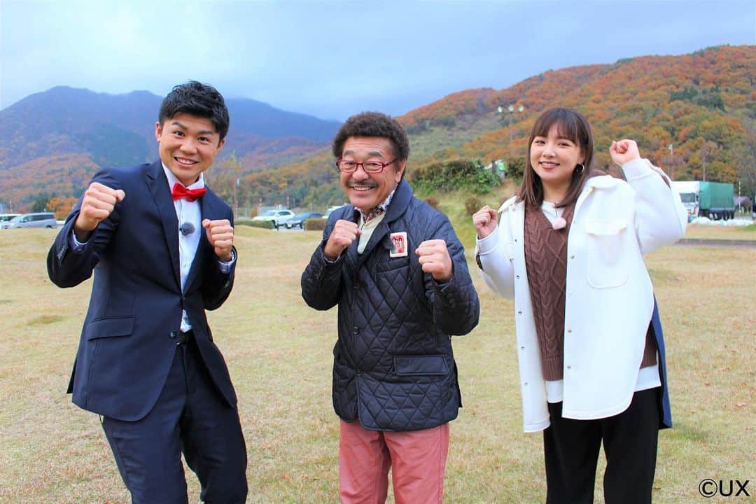 大角怜司のインスタグラム：「. UXゴールデン特番 「インター降りて右に行くか左に行くか 　　　　　　　　　　　　新潟ハイウェーぐるぐる旅」  ご覧くださった皆様ありがとうございます😊  今回、具志堅用高さんと野呂佳代さんと共演させていただきました！！  いつもテレビで見ているお二人が目の前にいるのは不思議な感覚、夢の時間〜🥳  初めての特番ロケでしたが、お二人の優しさに助けられ、とても楽しく、たくさんの学びがある時間でした🙇‍♂️  具志堅さんは、優しさはもちろん、直感の鋭さ、強運を持ち合わせており、さすが元世界チャンピオンです👏🥊  野呂さんは優しさくて、ユーモア溢れる人柄で、緊張をほぐしてくださいました！！ そして何より、ロケの数日後に結婚発表👰‍♀️ ご結婚、本当におめでとうございます㊗️  今後お会いすると時には、成長した姿を見せられるように精進します🔥  具志堅さん、野呂さん、 ロケ中にお世話になった皆様、スタッフの方々、本当にありがとうございました😊  #具志堅用高　さん #野呂佳代　さん #ゴールデン特番 #インター降りて右に行くか左に行くか #新潟ハイウェーぐるぐる旅 #絶品グルメ#温泉 #スケート#カーリング #蝶ネクタイデビュー #新潟 #三条市 #柏崎市 #妙高市 #新潟テレビ21 #アナウンサー」