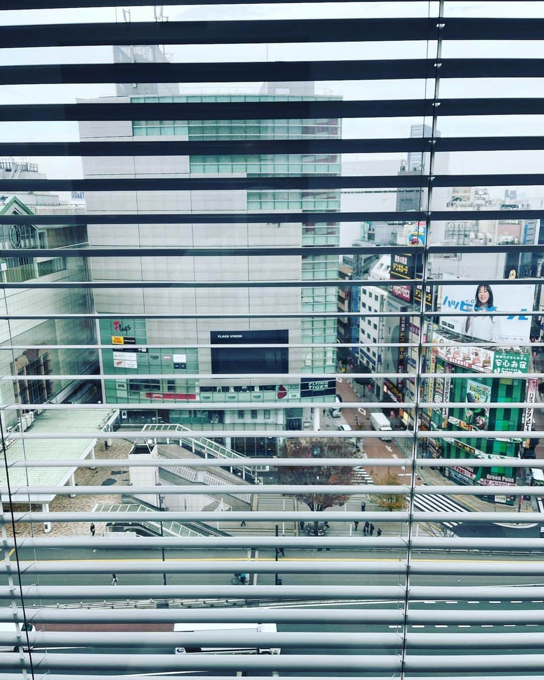 佐藤東弥のインスタグラム：「人間ドッグに来たのは初めてのクリニック このアングルから新宿南口を見下ろせる場所、昔は無かった  これから朝昼ご飯です」