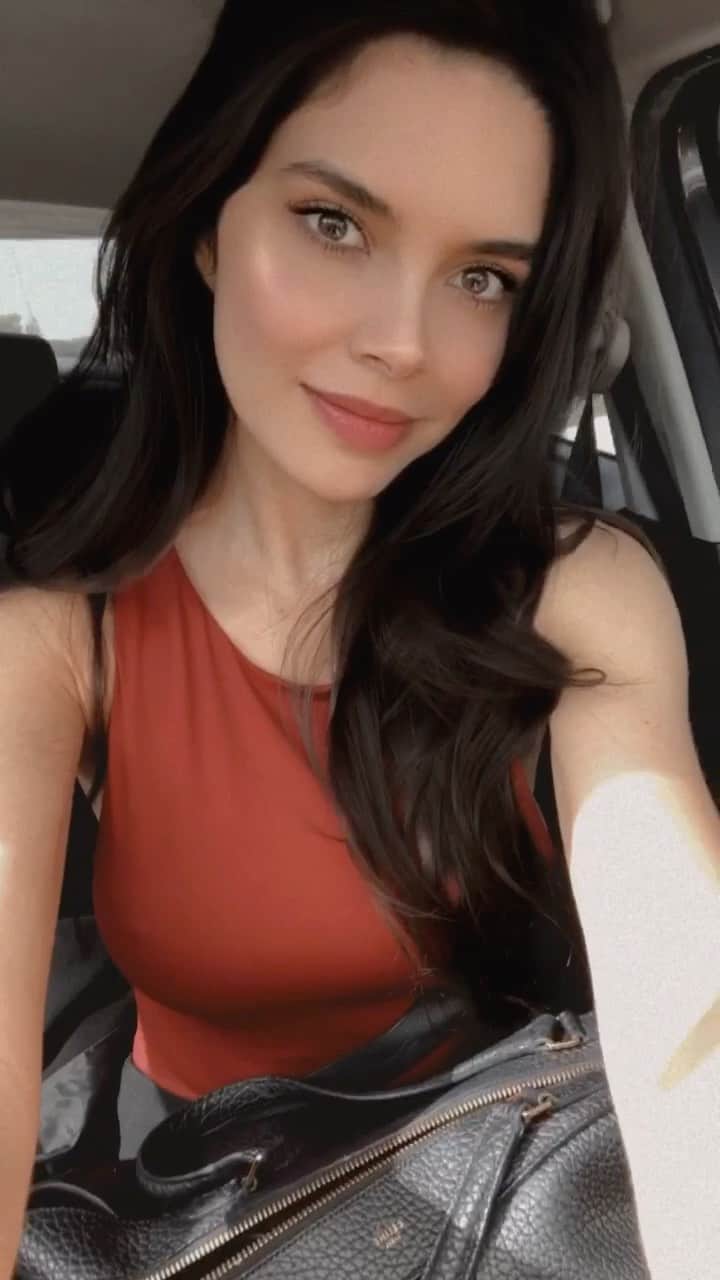 パオラ・ポーリンのインスタグラム：「On the way to a shoot 🎥🖤 -  De camino para el set ❣️ - Hair by @donovanmillshair」