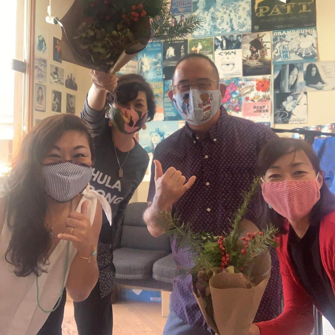 飯島寛子さんのインスタグラム写真 - (飯島寛子Instagram)「Studio Rimのゲストは、 @ukulelehousehawaiiのオーナーのアヤさんの素敵なご主人、呼吸療法士 Respiratoryの清水ハジメさんをお迎えしました。  15歳の時に家族でハワイに移住、 呼吸療法士というお仕事につかれた理由など 興味深い話をお聞きしました。  2枚目は職業ランナーの周子さん Studio RimのNeck Gaiter をつけてスタジオに来てくださいました。  #studiorimhawaii  #ハワイ暮らし #ハワイライフ　#クリスマスアレンジ」12月12日 11時38分 - hirokoiijima