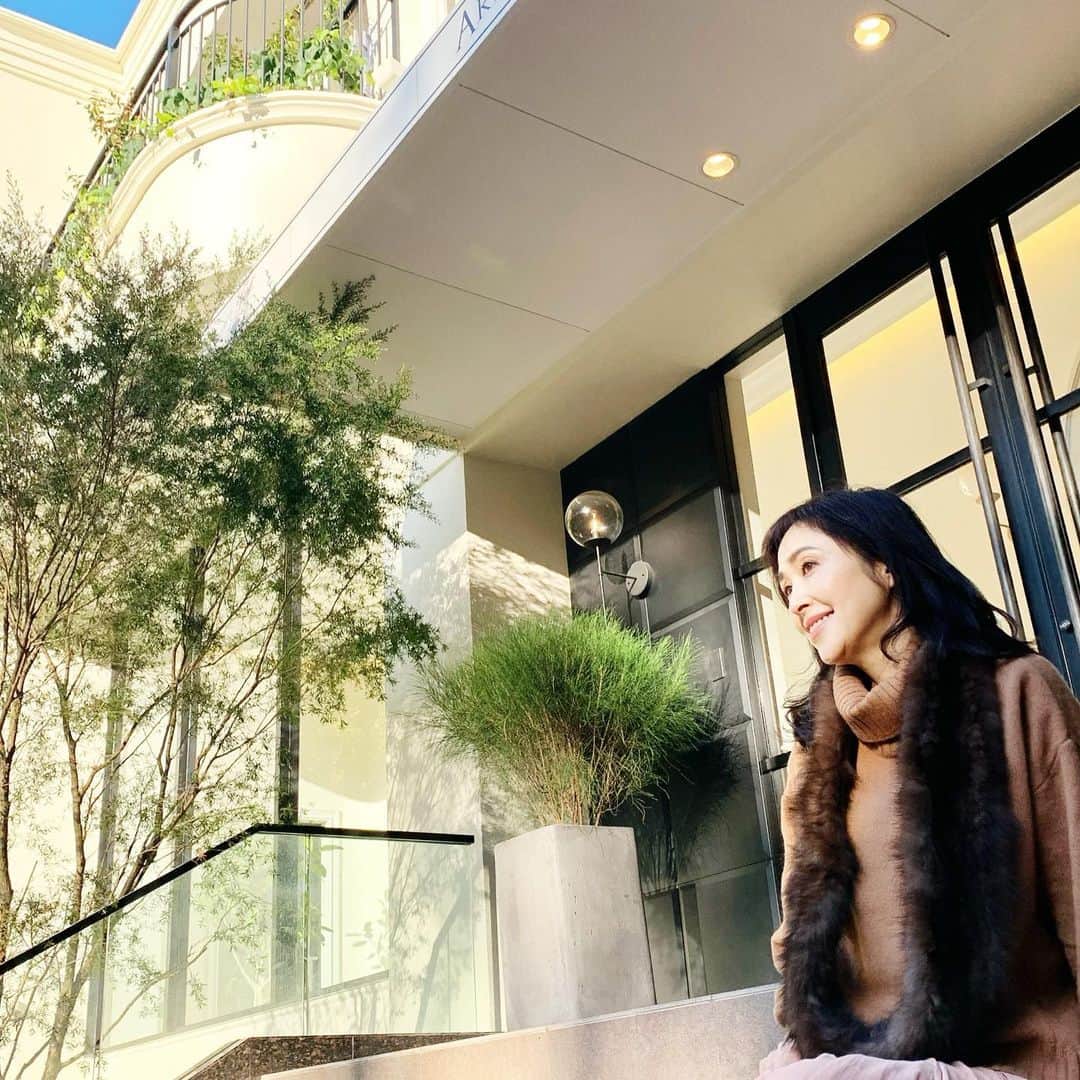 のインスタグラム：「お気に入りのスカートで。 最近は、スリーシーズン着れる物が多いから、助かる✨  One of my favorite skirt.  @definebeautyjapan  @definebeauty @ディファインビューティ  #スカートコーデ  #マキシスカート #コスメ好き  #ファッション好き #ファッション好きと繋がりたい  #アラフィフコーデ #アラフィフ女子 #大人可愛い #今日のコーデ #大人スタイル #スタイル #上品コーデ #キレイめコーデ #化粧品  #instapicture  #beauty  #beautiful  #fashionblog #fashionblogger #dailylook #tokyolife」