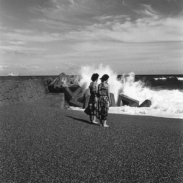 Meganさんのインスタグラム写真 - (MeganInstagram)「Katsurahama, Kochi 〰 Issei Suda, 1978 . . . . #isseisuda #kochi #coast #twogirls #blackandwhite」12月12日 11時41分 - zanzan_domus