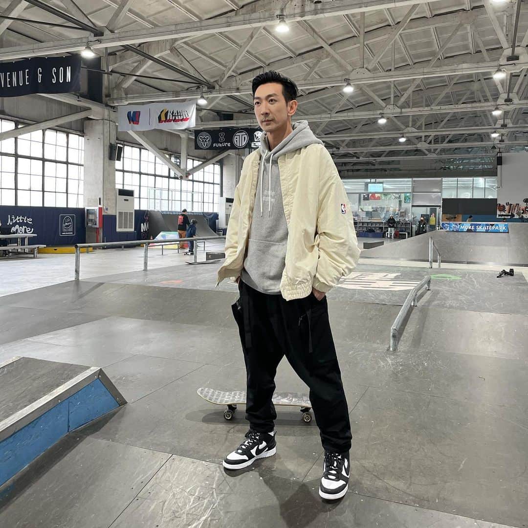 サム・リーのインスタグラム：「工作不忘娛樂哈哈 #滑板#ambush」